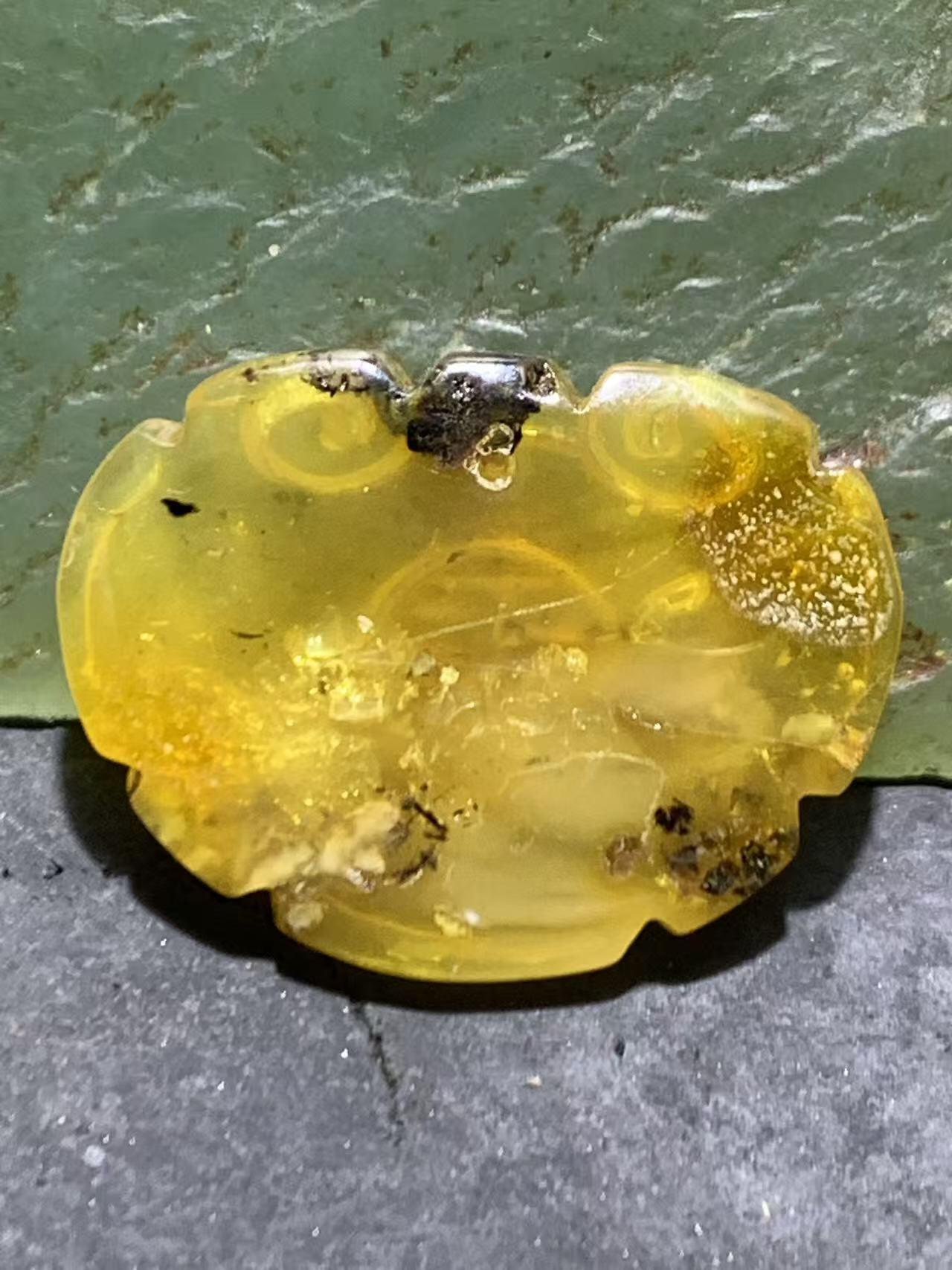 天然通货乌克兰蜜蜡雕刻福字吊坠一个，