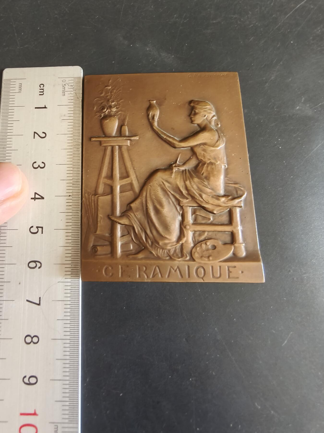 老王徽章第179期 法国陶瓷工业联合会 方形大铜章     大师普鲁多姆作品     尺寸49×65mm     重量95.7g