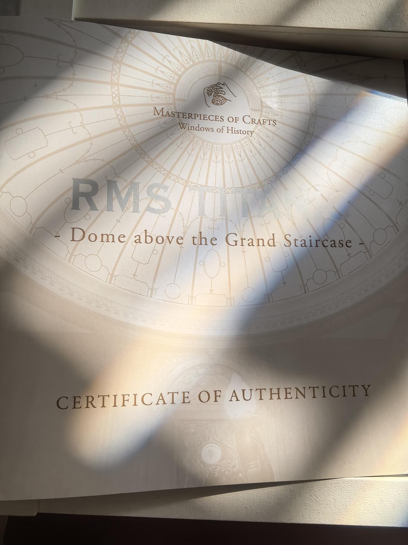 长老汇蛇年精选第九十六场拍卖 2012库克群岛历史之窗之泰坦尼克号10元镶嵌彩色玻璃类精制银币，50克925银，盒证全，1912枚