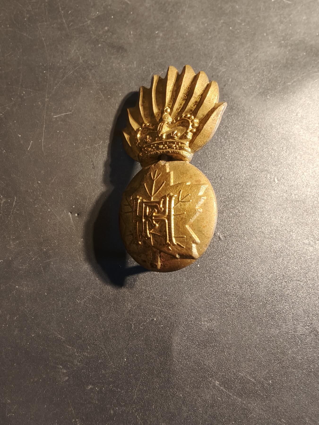 老王徽章第179期 英联邦加拿大皇家高地燧发枪团帽徽     女王早期