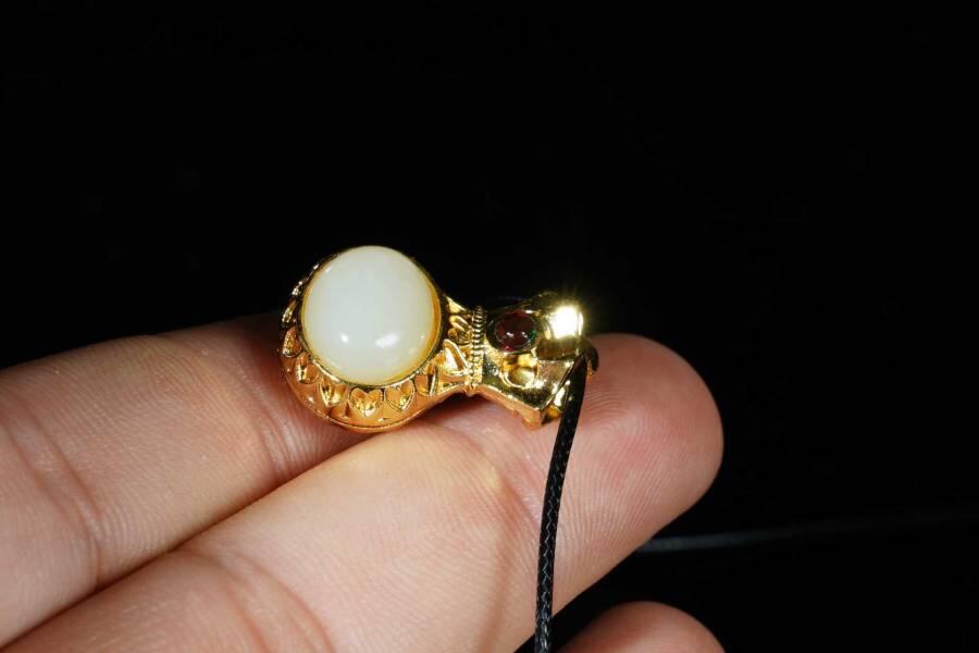 上海都达杂项专场八（全场包邮）   天然镀金福袋嵌和田玉蛋面挂件 附鉴定证书87-335