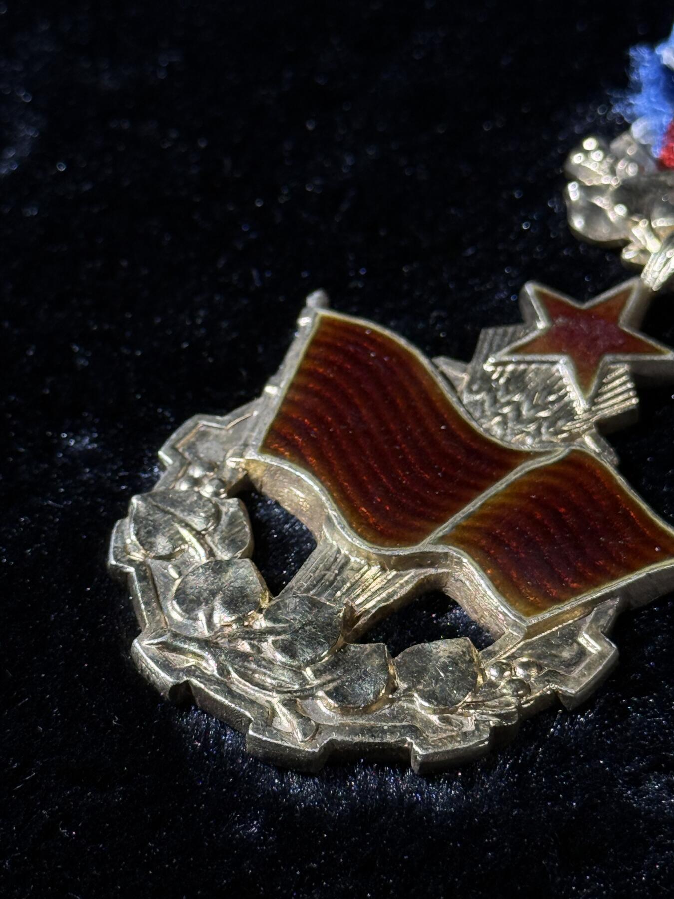 戎马世界章牌大赏第110期 捷克斯洛伐克劳动红旗勋章，银制，非常厚重，45g左右，第一版皇冠狮子版，号段1598