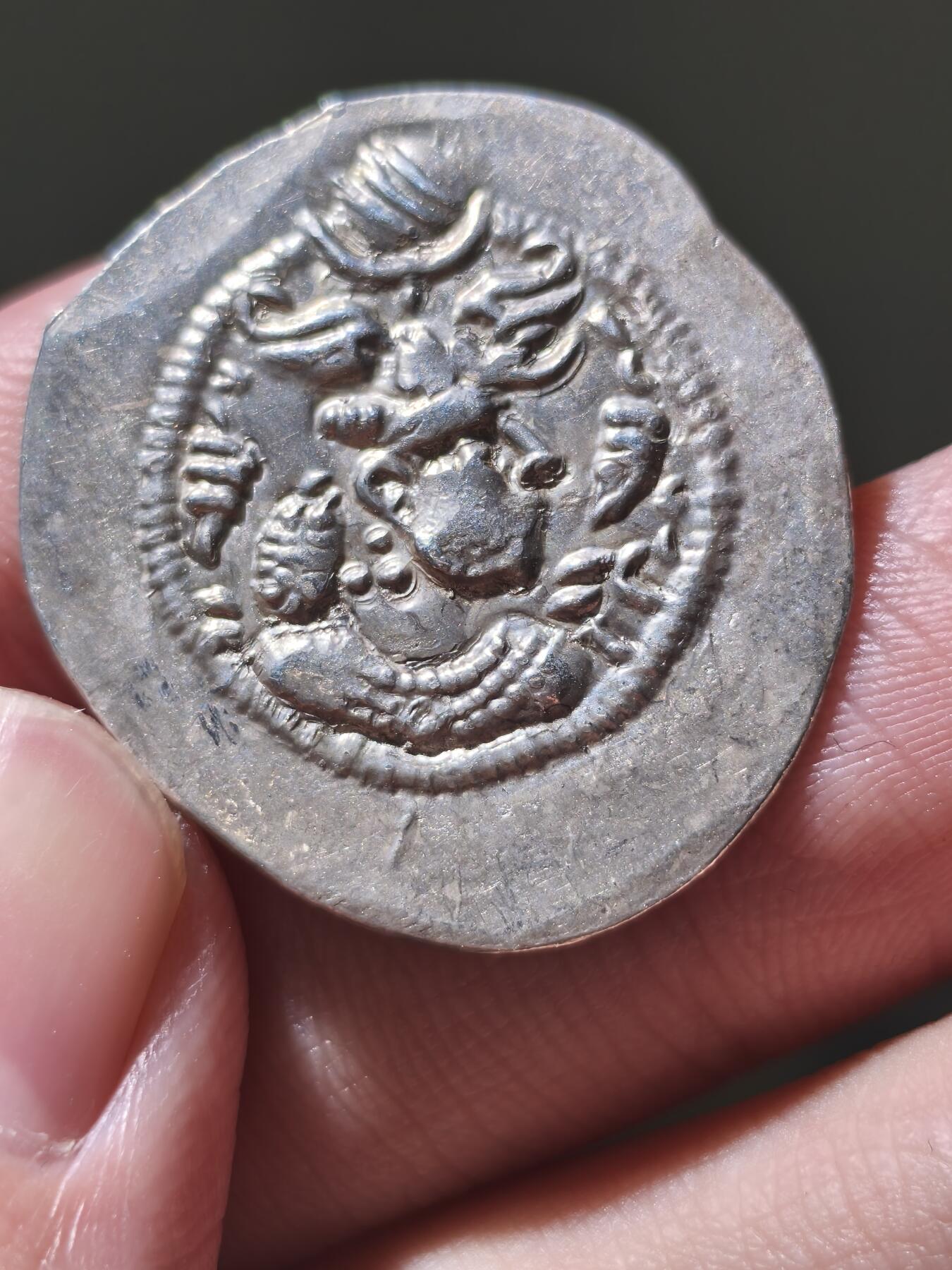 星盘世界钱币一月三十一日古典币专场 萨珊波斯1德拉克马银币，造于卑路斯一世第三次造币时期，造于历史名城KR（克尔曼）厂，无纪年，这是位于伊朗的稀有造币厂，千里挑一的美品