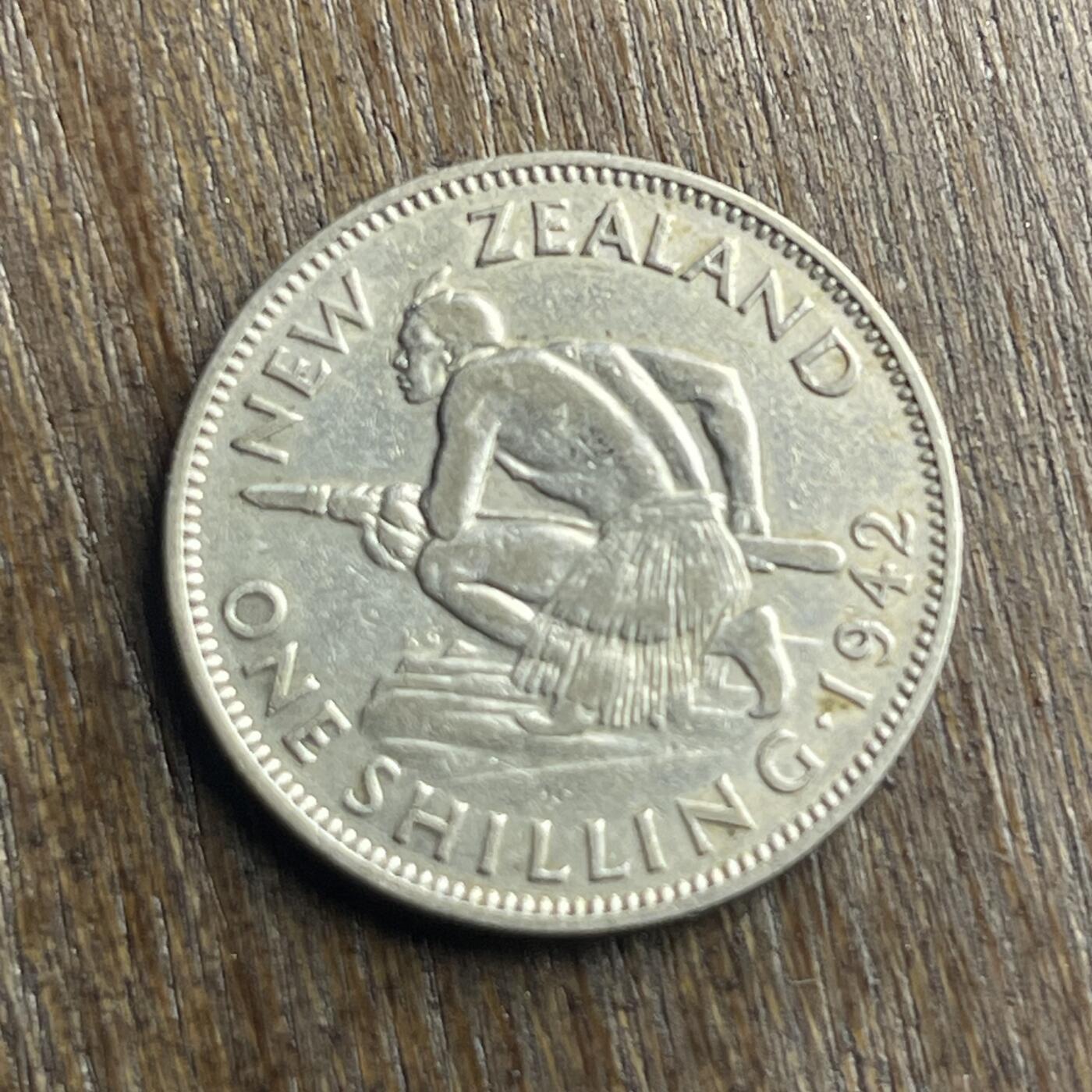 【铜匠收藏】★第140加场★精品老铜币 硬币专场 不寄存，200包邮。不满200元，支付5元运费。《接受代拍 代送NGC评级》 100【无寄存】1942 新西兰 1先令 银币