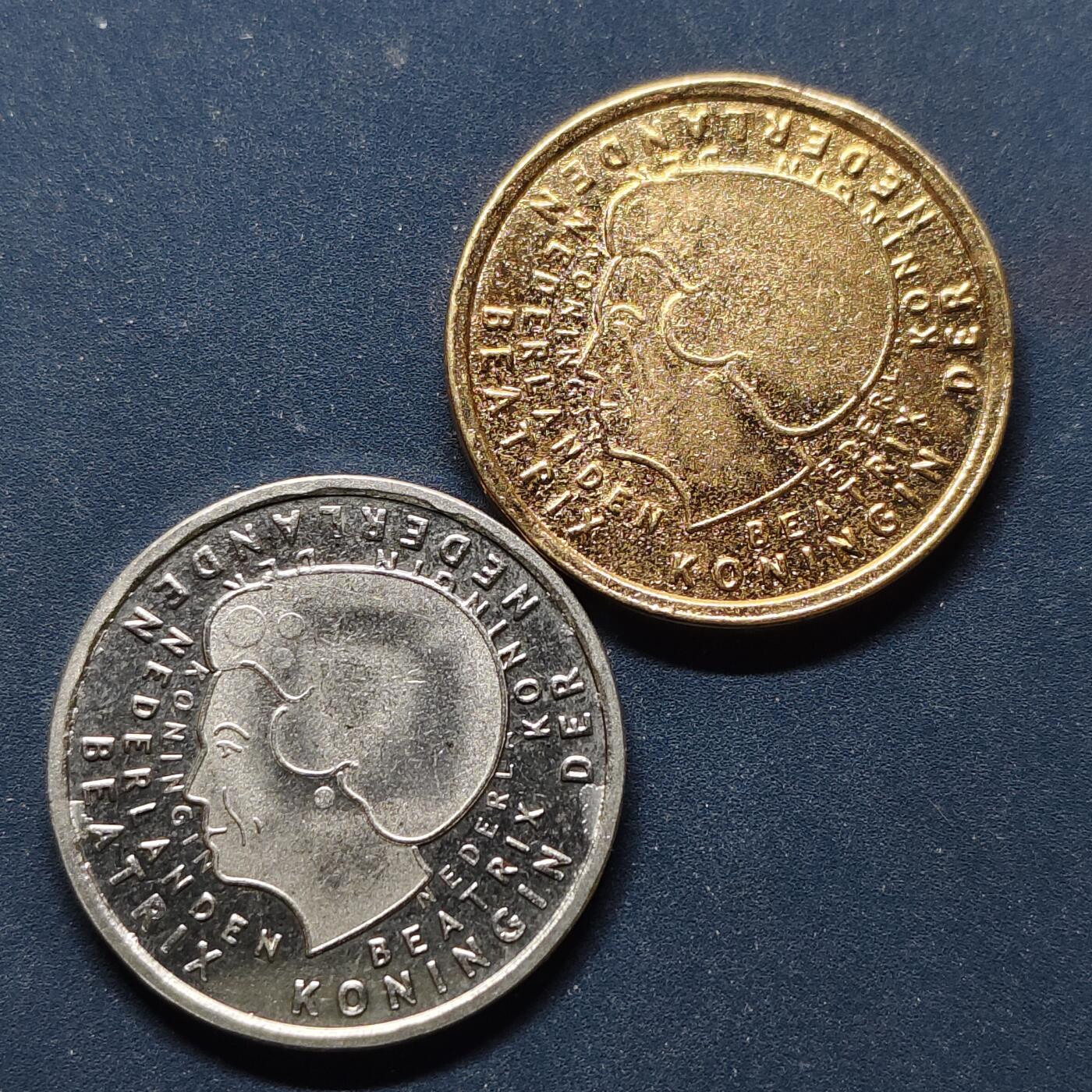 【全场包邮】纯粹捡漏拍498场-持续更新中 荷兰2001年1盾最后的荷兰盾纪念币2枚一组（一枚镀金版）