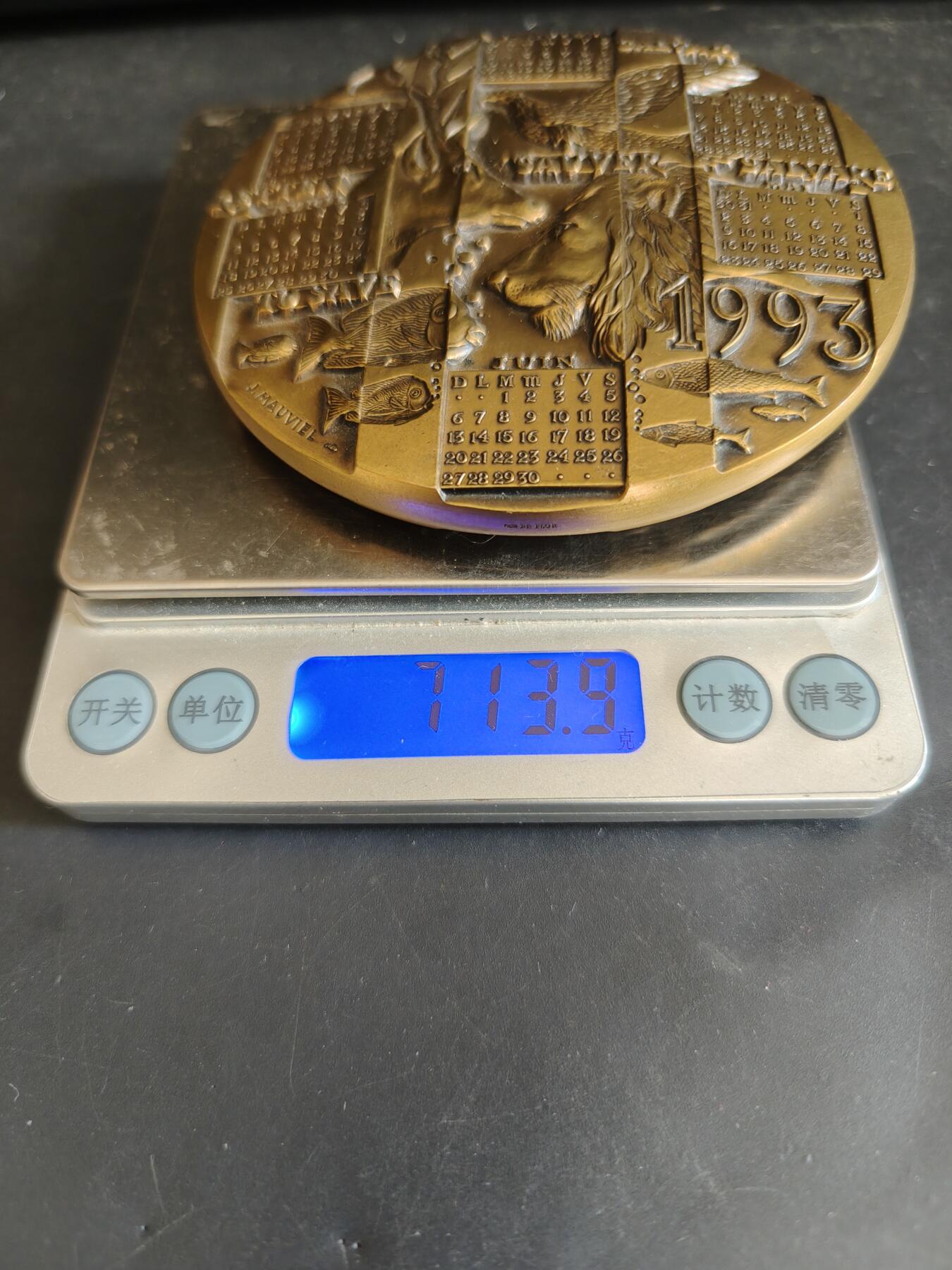 老王徽章第179期 法国1993年年历大铜章     高浮雕    直径94mm     重量713.9g