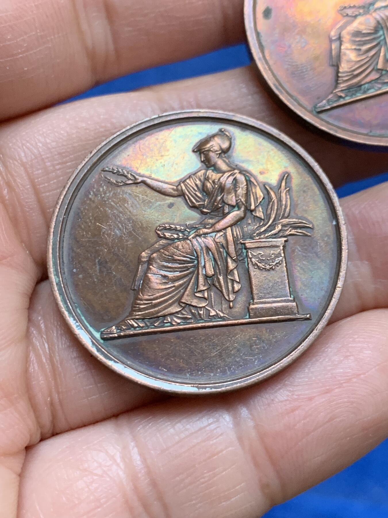 《竞宝斋》第461场 周日，周一，2场连拍 （全场包邮）欢迎送拍 两枚一组 法国塔恩-加龙省科技与艺术展纪念铜章 总重约31克 33.3mm