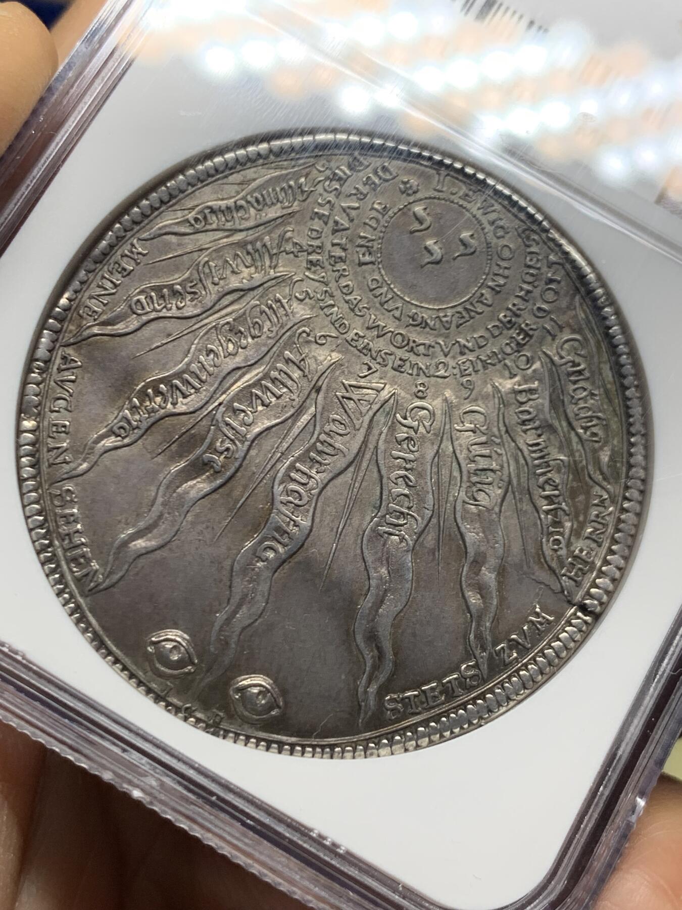 《竞宝斋》第461场 周日，周一，2场连拍 （全场包邮）欢迎送拍 NGC AU 德国 1668年  萨克森-哥达-阿尔滕堡公国 教理问答泰勒 非常稀有的品种  最近VF-XF的裸币成交价 1.6-2W  三线之内象征三位一体，光芒四射，象征上帝的各种特质；下方为天意之眼