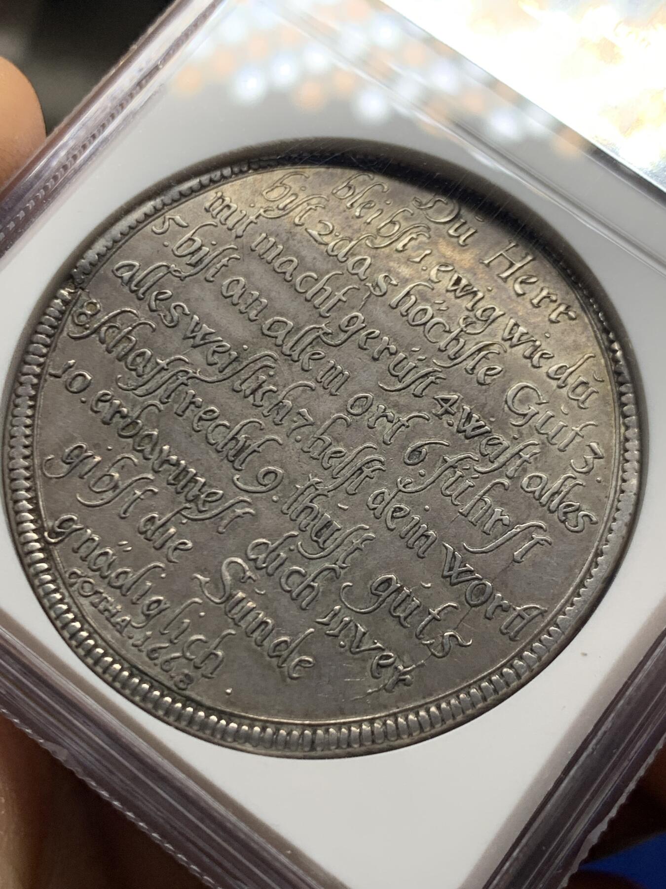 《竞宝斋》第461场 周日，周一，2场连拍 （全场包邮）欢迎送拍 NGC AU 德国 1668年  萨克森-哥达-阿尔滕堡公国 教理问答泰勒 非常稀有的品种  最近VF-XF的裸币成交价 1.6-2W  三线之内象征三位一体，光芒四射，象征上帝的各种特质；下方为天意之眼