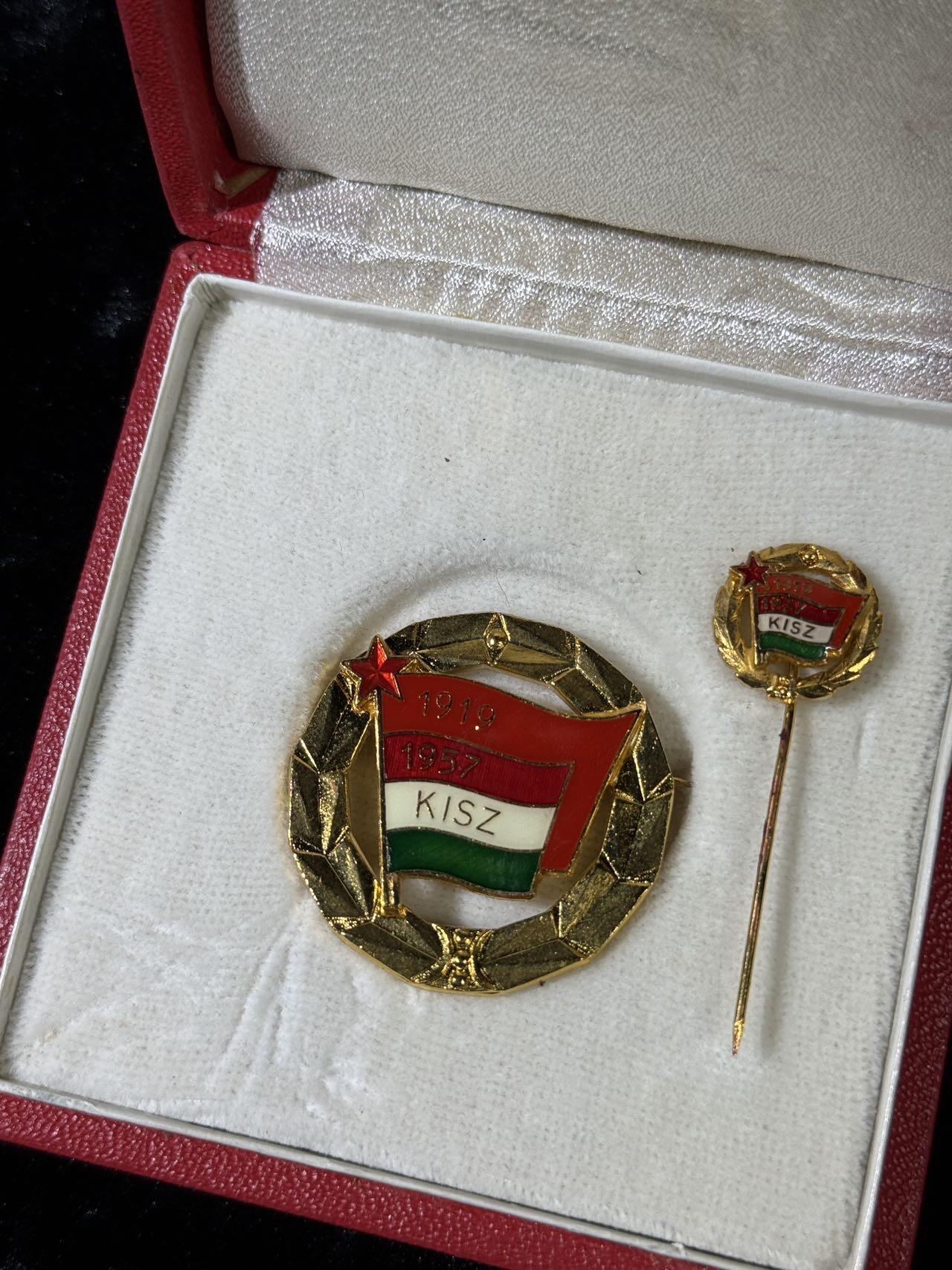 戎马世界章牌大赏第110期 匈牙利共青团优秀证章