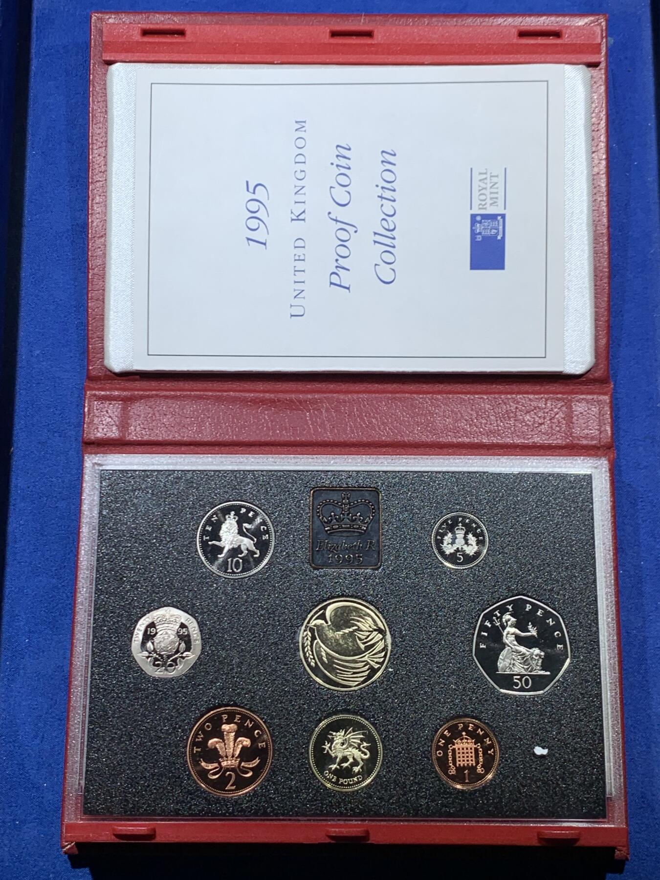 《竞宝斋》第461场 周日，周一，2场连拍 （全场包邮）欢迎送拍 英国1995年精制套币，带1枚2英镑二战50周年精制纪念币，1枚1英镑威尔士龙精制纪念币，8枚币盒证齐全，品相精美 红色盒装