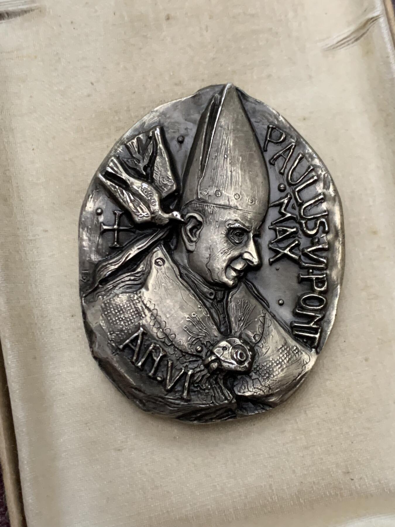 《竞宝斋》第461场 周日，周一，2场连拍 （全场包邮）欢迎送拍 梵蒂冈1968年保罗六世增加联合国教士银章，约35*45mm，47.22g，带盒，800银标，少见形状，高浮雕