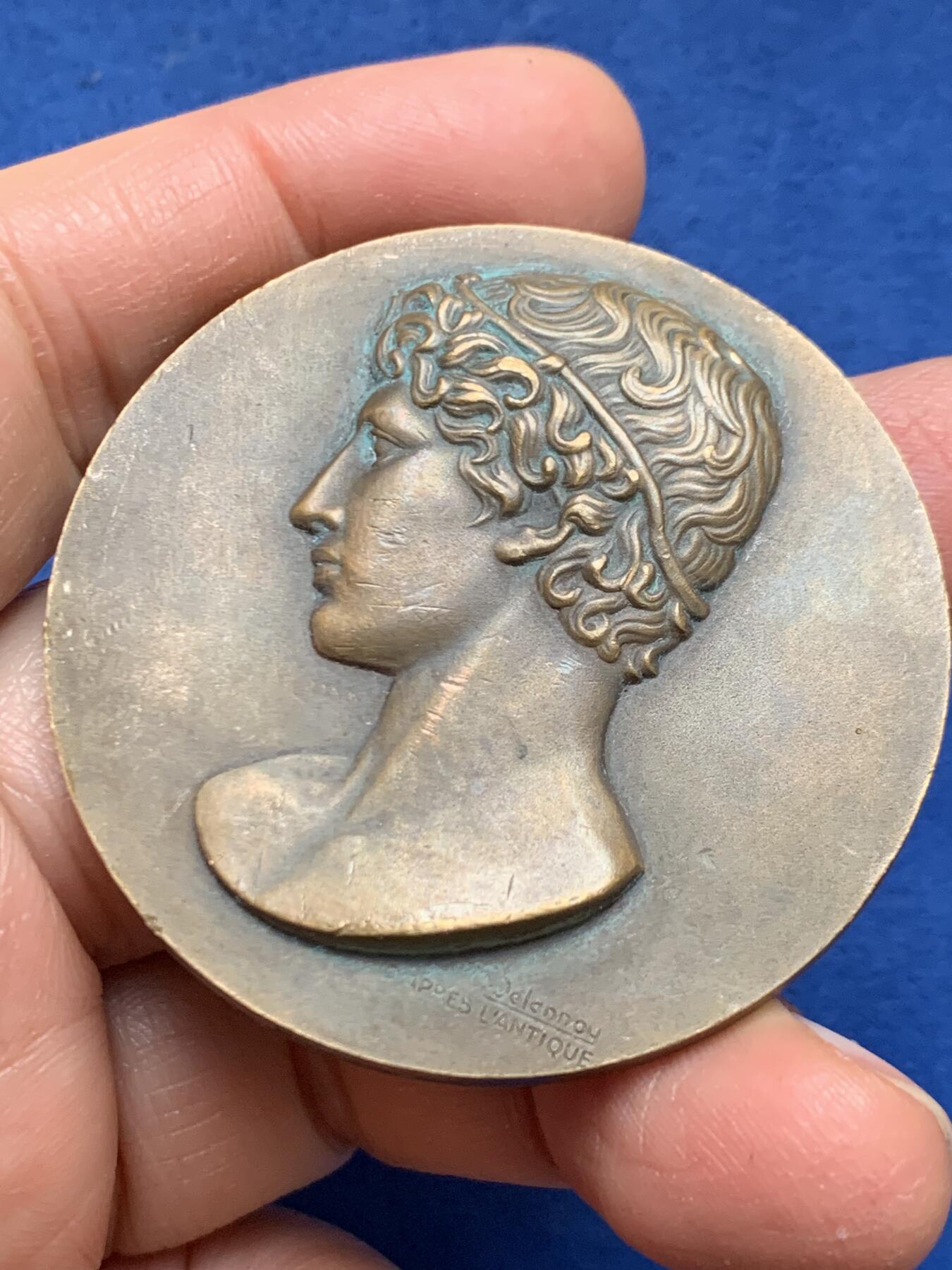 《竞宝斋》第461场 周日，周一，2场连拍 （全场包邮）欢迎送拍 法国体育教育与运动指导委员会纪念铜章 52.2克 49.7mm 三角铜标