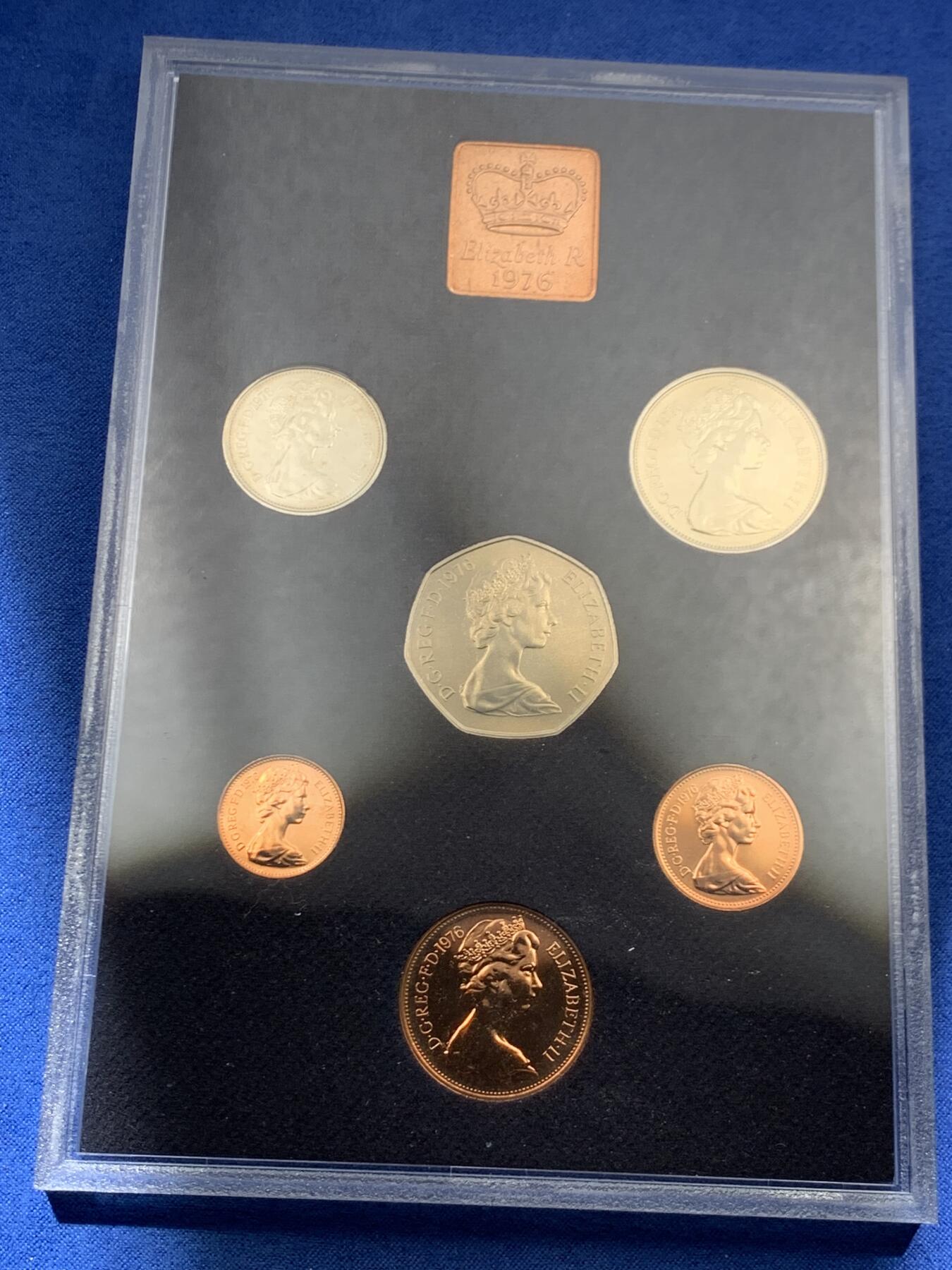 《竞宝斋》第461场 周日，周一，2场连拍 （全场包邮）欢迎送拍 英国1976年精制套币 礼品原装6枚币和1枚章