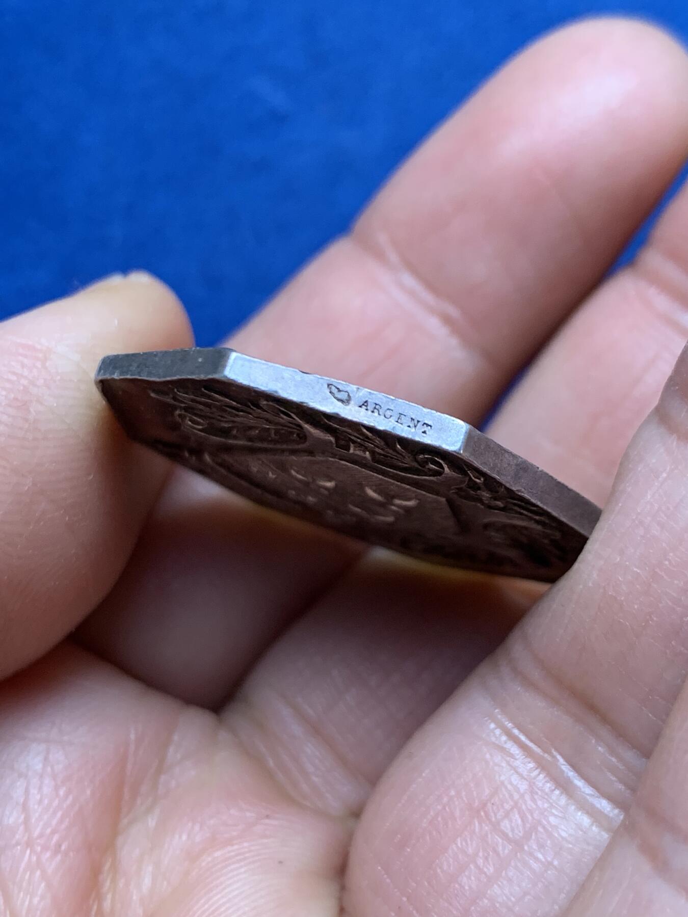 《竞宝斋》第461场 周日，周一，2场连拍 （全场包邮）欢迎送拍 法国1832年奥尔良卢瓦雷省储蓄银行八角银代币 丰饶角银标 12.4克 30.6mm