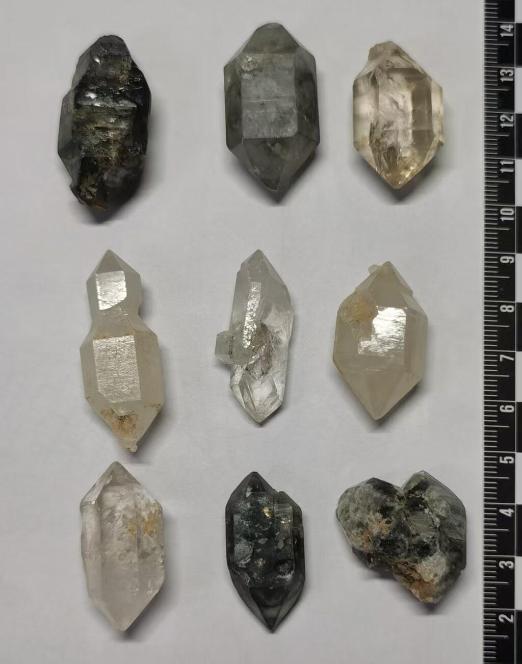 七河·世界币章矿标杂件每周小拍（总第35期）（本场周二结标） 藏家出品 X720（8） 比较大个头的云贵闪灵水晶原石一组 9 件 本件拍品由合作藏家邮寄