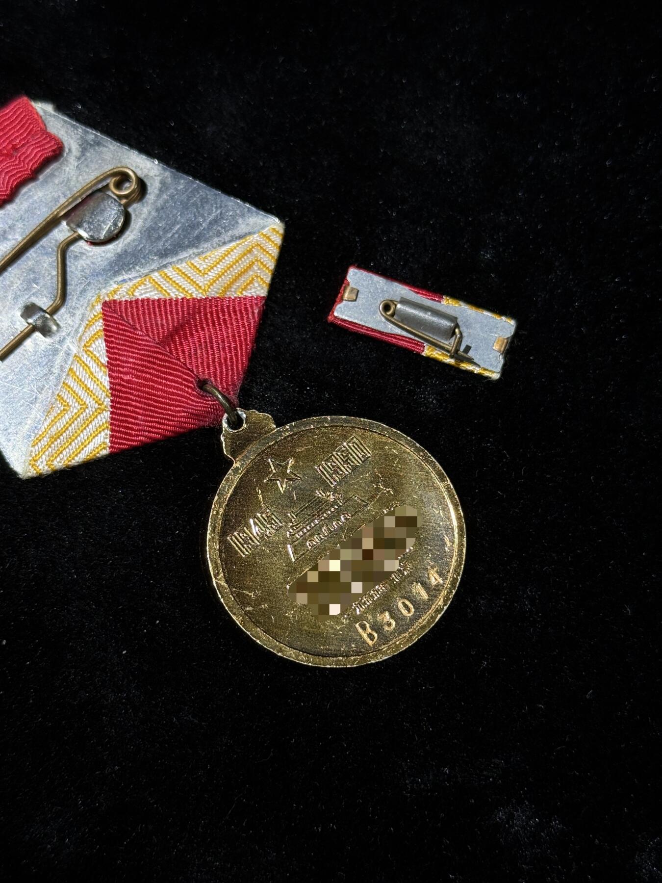 戎马世界章牌大赏第110期 解放奖章，铝制版本，用于在八十年代补发给日籍解放军，非常少见