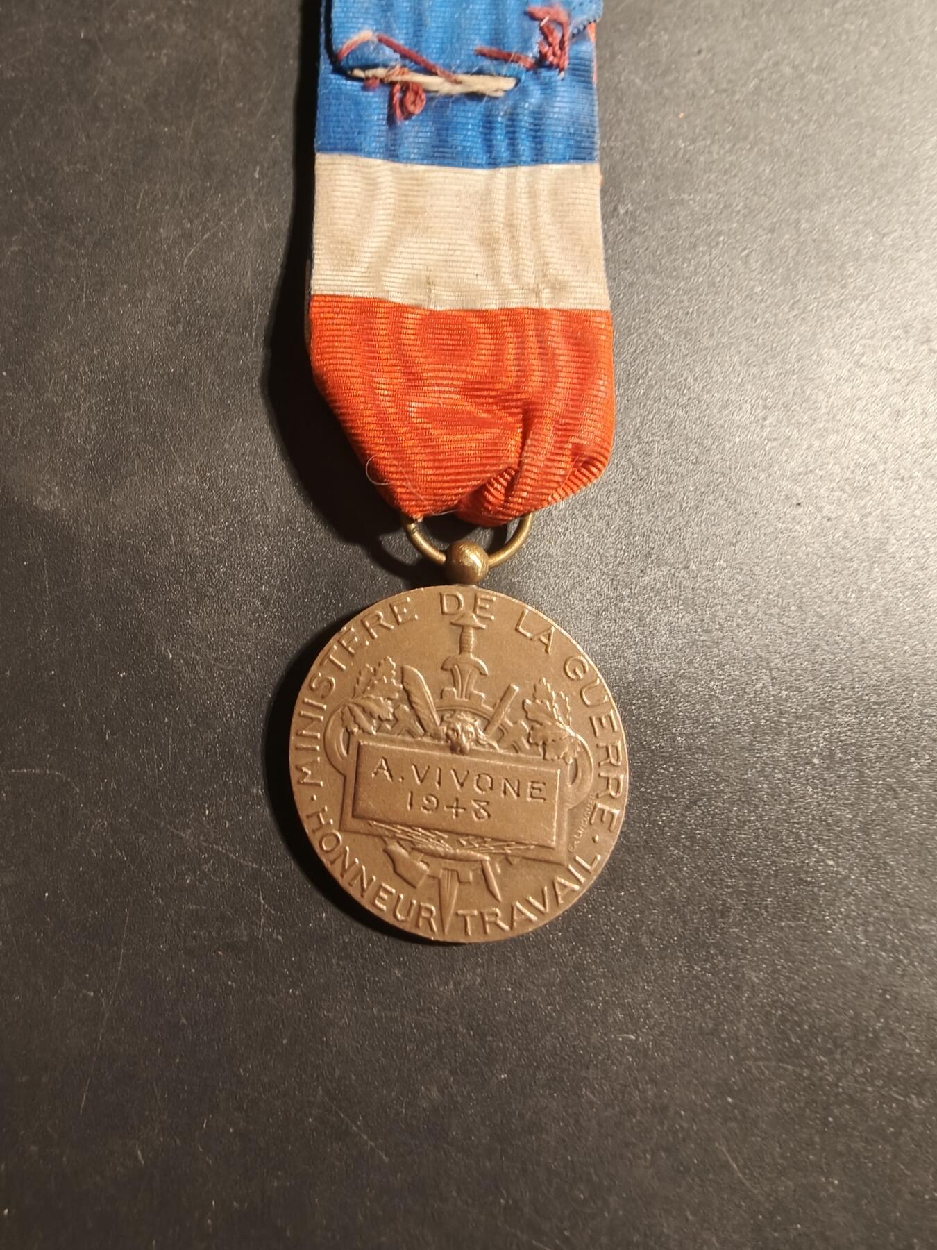 老王徽章第179期 法国铜级战争部劳工奖章    1948年实发