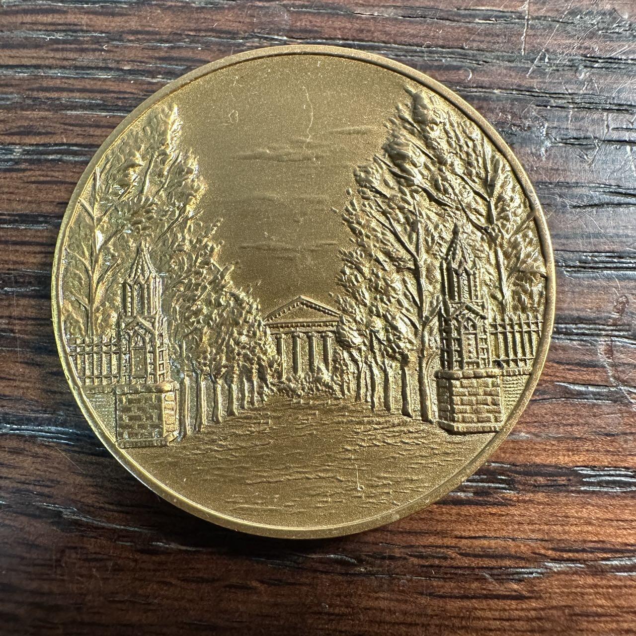 蒂克钱币-第57场 日本章 企业章拍卖  1974年日本青山学院大学创立100周年纪念铜章 40mm 35g