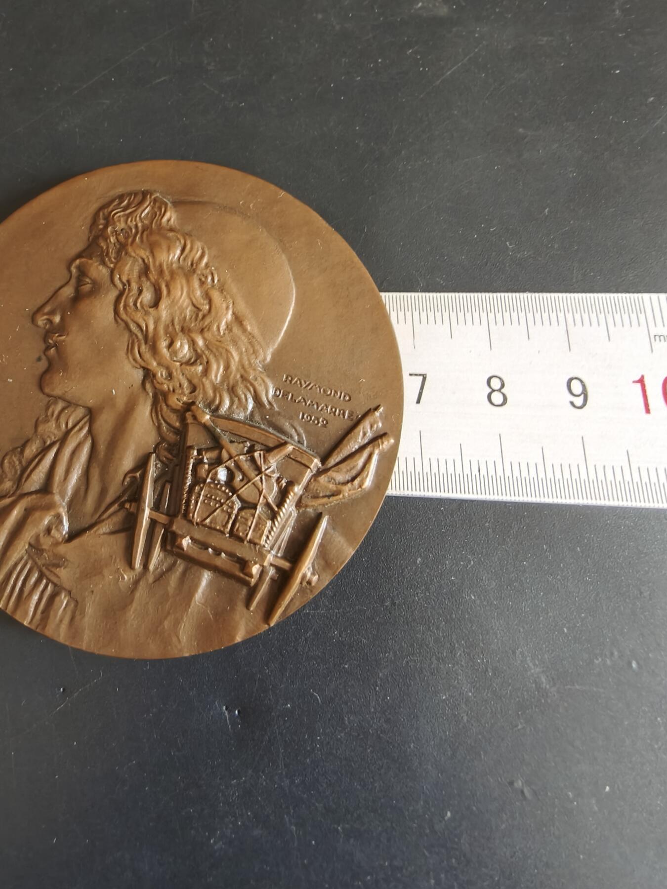 老王徽章第179期 法国维希市庆祝法国射击运动联合会成立50周年大铜章    直径68mm     重量156.5g