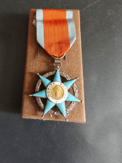 老王徽章第179期 - 法国骑士级社会功绩勋章     带纸盒