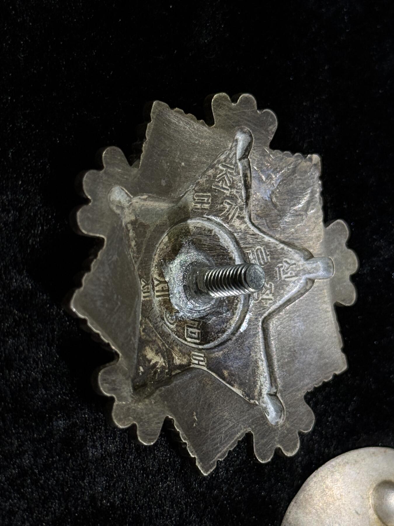 戎马世界章牌大赏第110期 朝鲜三级国旗勋章，竖针改转轮