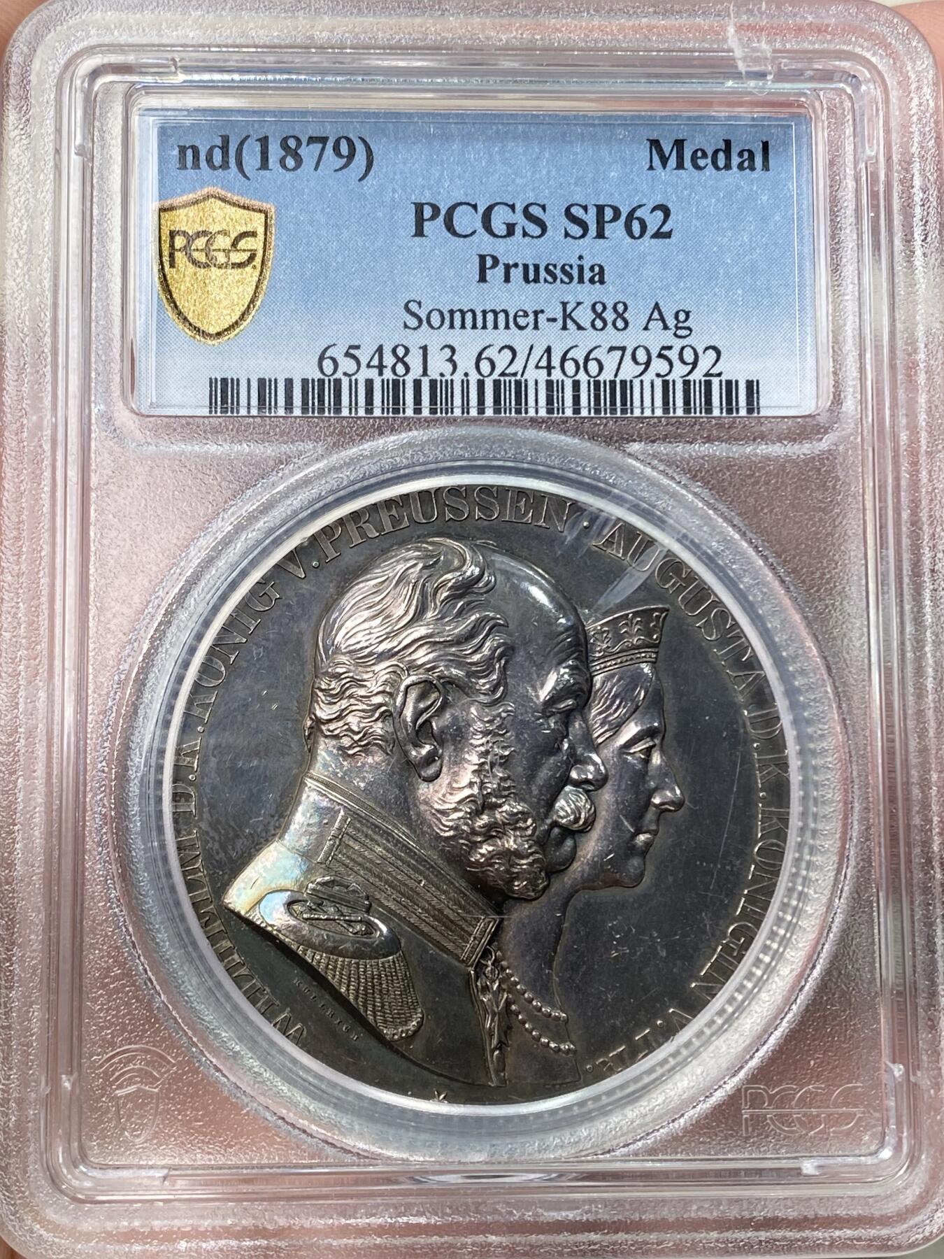 万国钱币拍卖第059期 PCGS SP62  1879年德国普鲁士威廉一世金婚纪念大银章 PC亚军分 双面均为著名普鲁士宫廷模刻师弗里德里希威廉库尔里希(F.W.Kullrich)刻制。 背面中央清晰刻有七行宗教寓意铭文，摘自《罗马书》第12章第12节：要喜乐于盼望，忍耐于患难，祷告里恒切；发行情况：1879年配套赠送给贵宾，1881年以后正式对外发型。