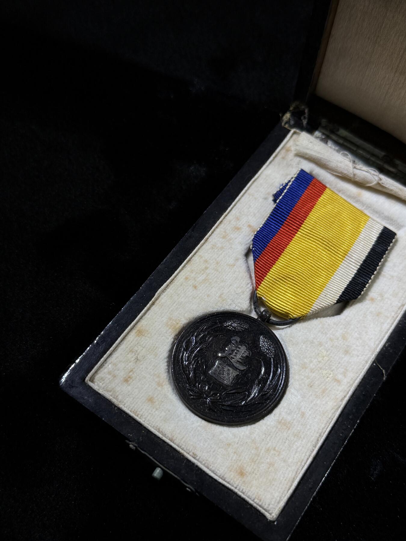 戎马世界章牌大赏第110期 勿忘国耻！伪满洲国建国功劳章，盒子有损