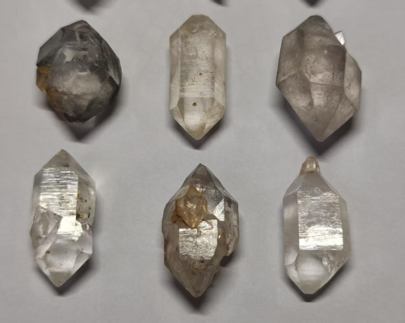 七河·世界币章矿标杂件每周小拍（总第35期）（本场周二结标） 藏家出品 X721（7） 比较大个头的云贵闪灵水晶原石 一组 9 件 本件拍品由合作藏家邮寄