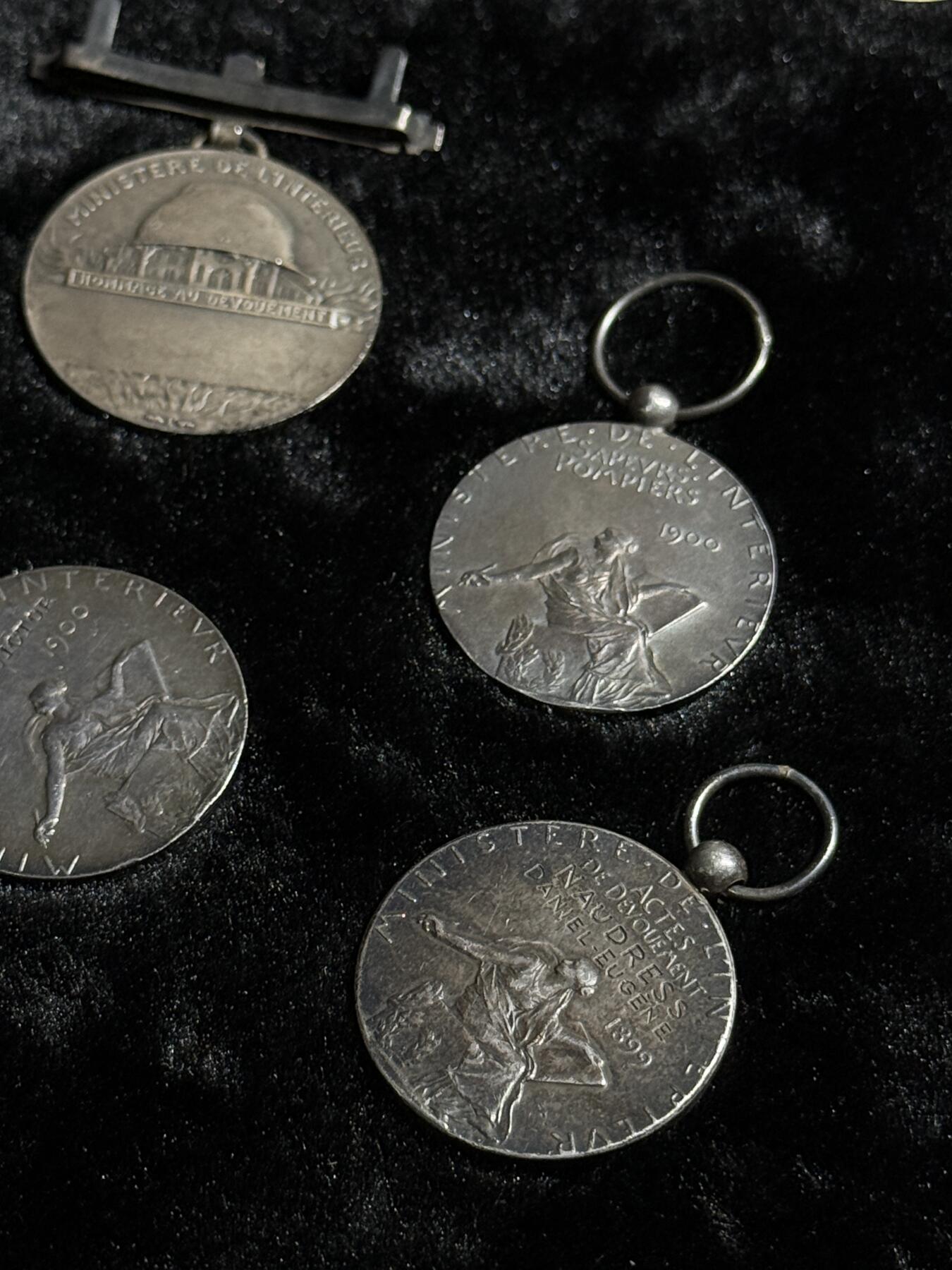 戎马世界章牌大赏第110期 法国奖章一组，银制，重约48.7g