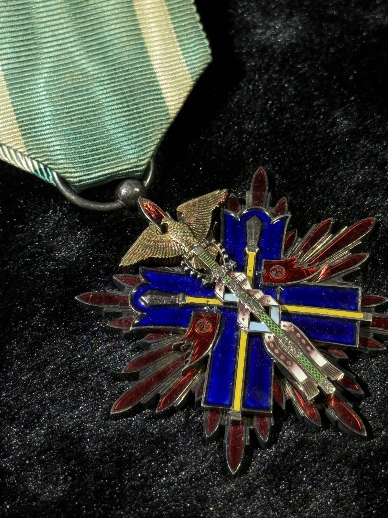 戎马世界章牌大赏第110期 功五级金鸱章，带盒，珐琅有损，盒子连接处有点破损