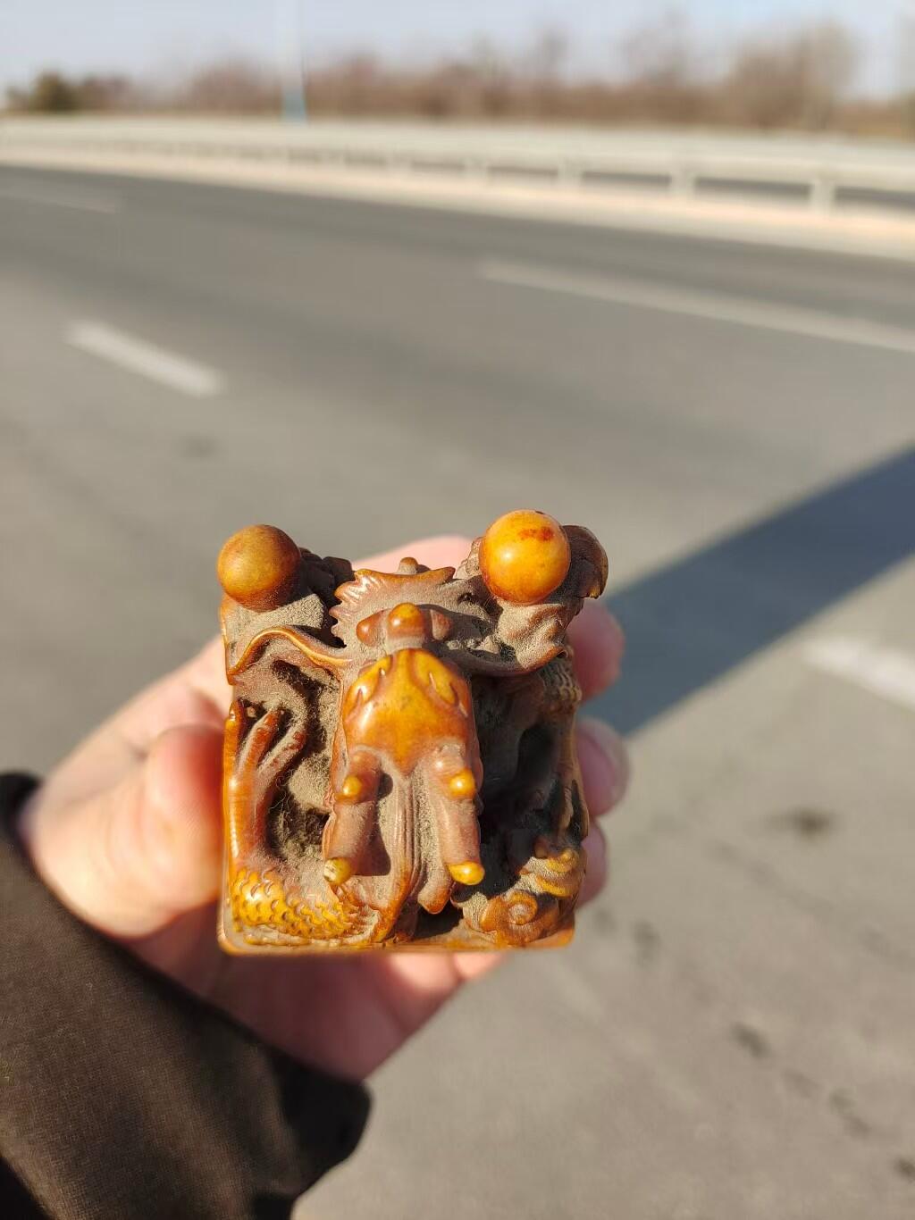 清代寿山石龙行天下印章，龙形浮雕，盘龙戏珠，做工精细，雕刻生动。尺寸具体见图。整体保存不错，有正常使用痕迹，无裂纹，品相以图为准。