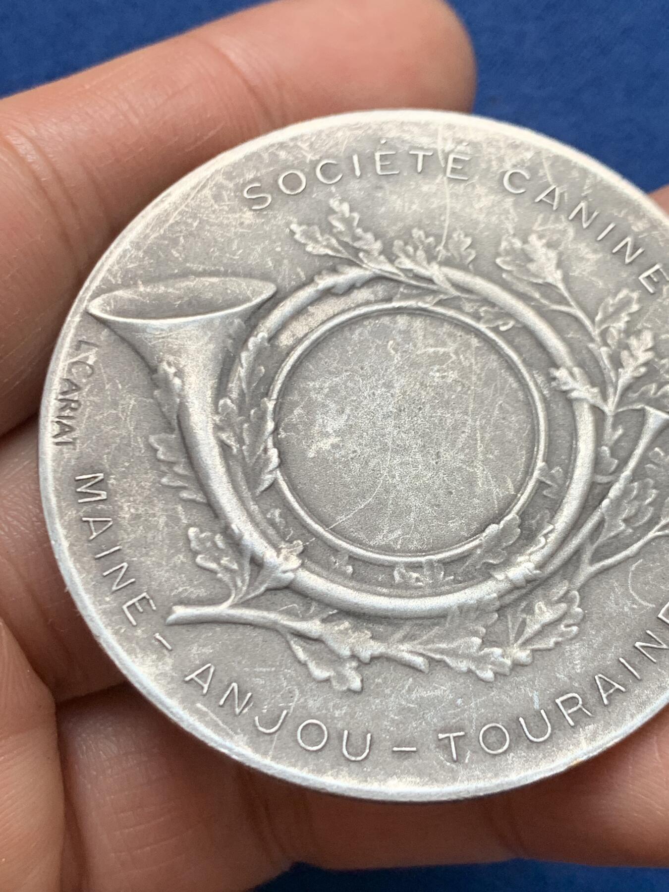 《竞宝斋》第461场 周日，周一，2场连拍 （全场包邮）欢迎送拍 法国名犬博览会镀银大铜章，章上刻有诸多名犬，有斗牛、法斗、阿富汗猎犬、梗犬、博美等，SCMAT是一个法国西北地区性有名的犬舍俱乐部。直径：50mm，重约：51.7g，三角铜标边铭