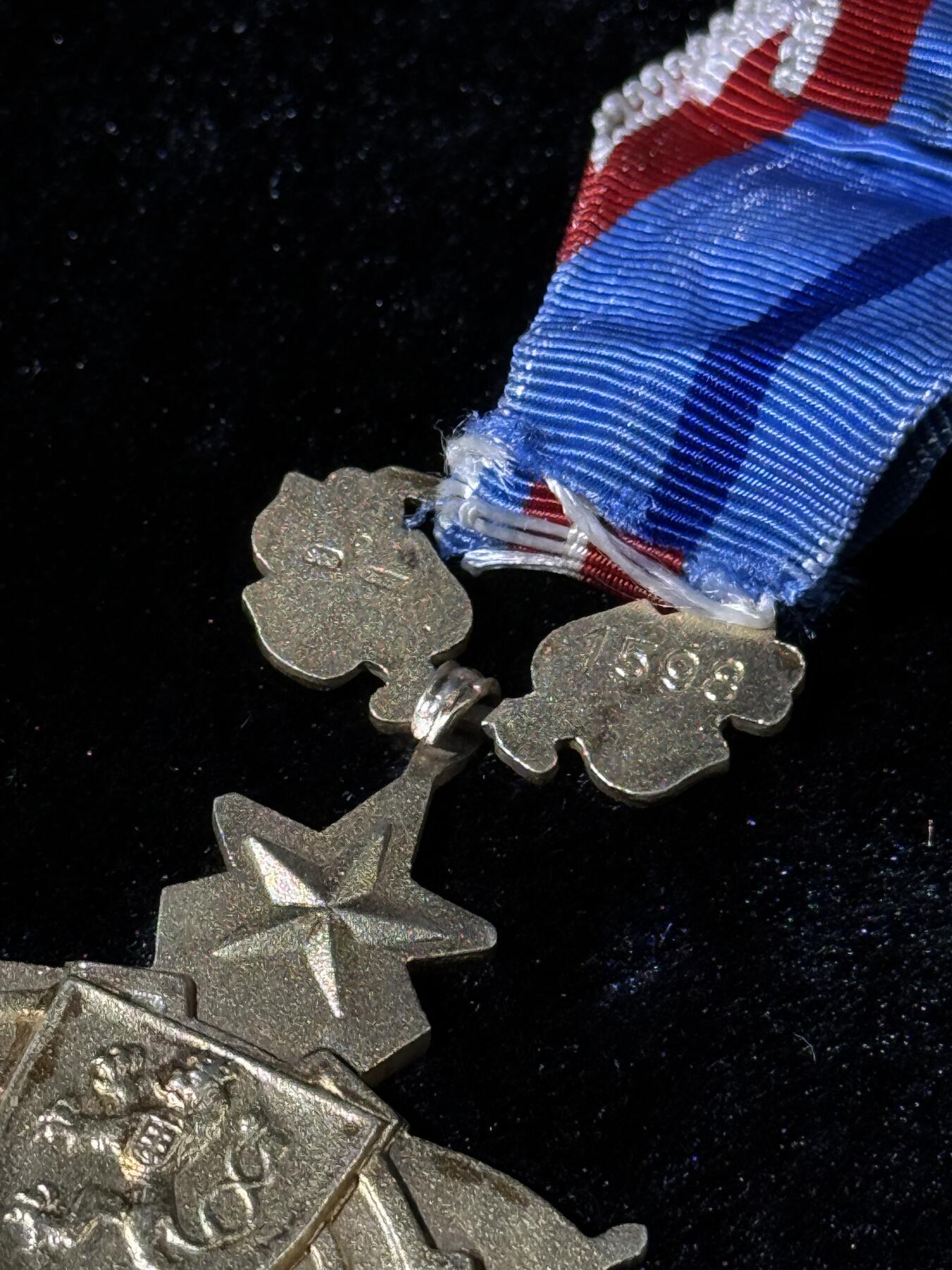 戎马世界章牌大赏第110期 捷克斯洛伐克劳动红旗勋章，银制，非常厚重，45g左右，第一版皇冠狮子版，号段1598