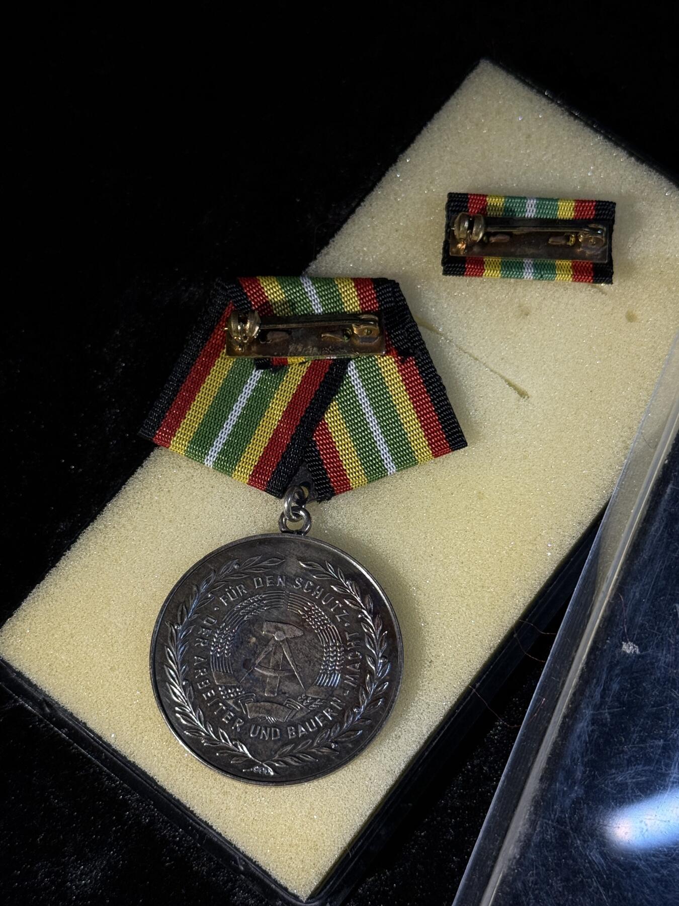 戎马世界章牌大赏第110期 东德人民军银级服役奖章，银制，少见