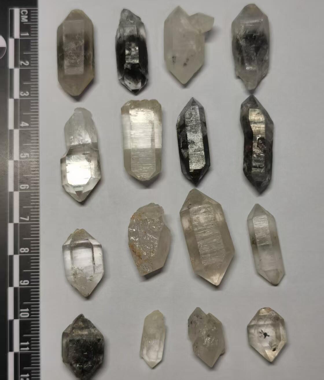 七河·世界币章矿标杂件每周小拍（总第35期）（本场周二结标） 藏家出品 X718（6） 云贵闪灵水晶原石一组 16 件 约50多克 本件拍品由合作藏家邮寄