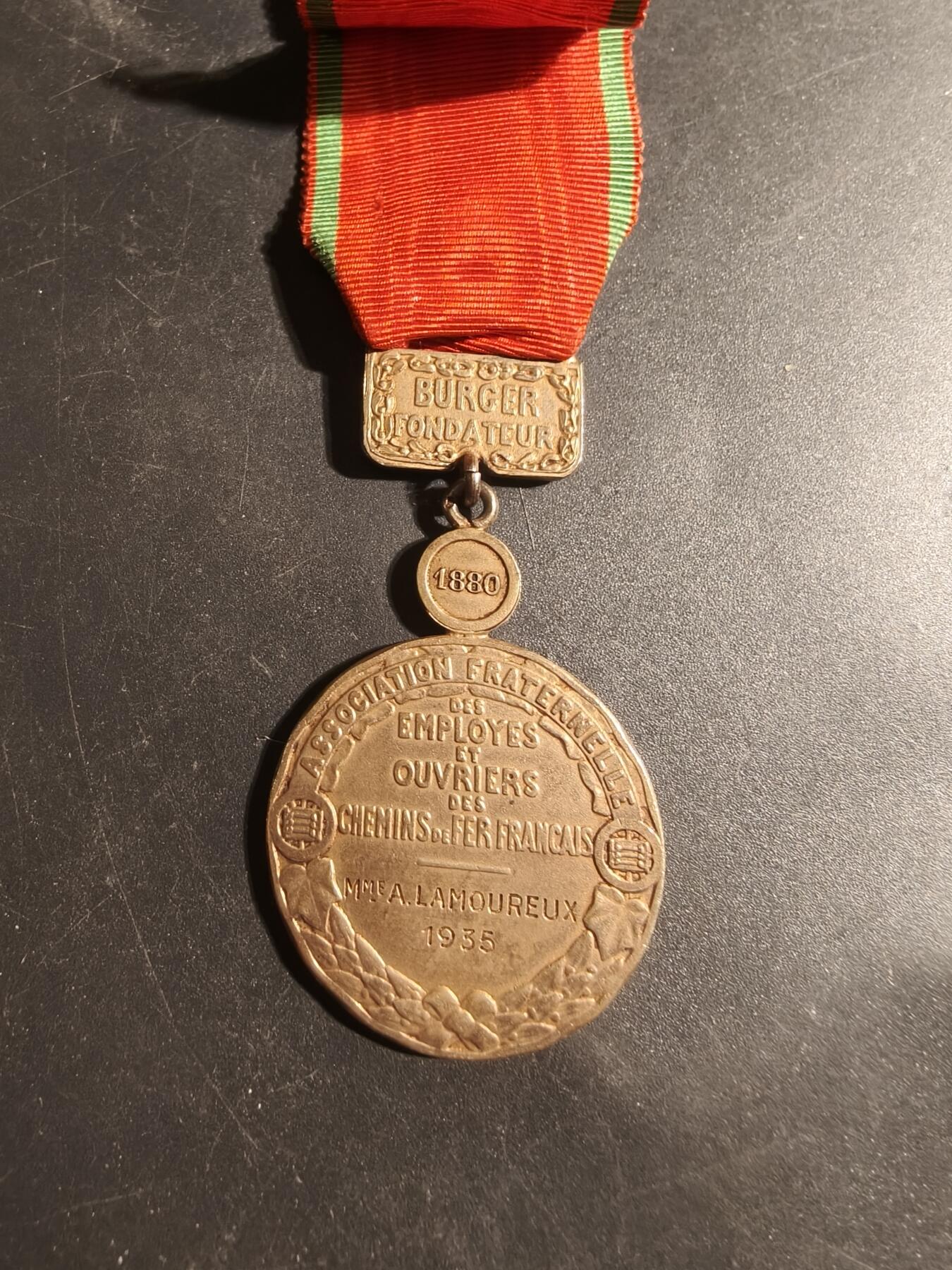 老王徽章第179期 法国金级铁路雇员和工人联谊会奖章    1935年实发    800银镀金      20g      