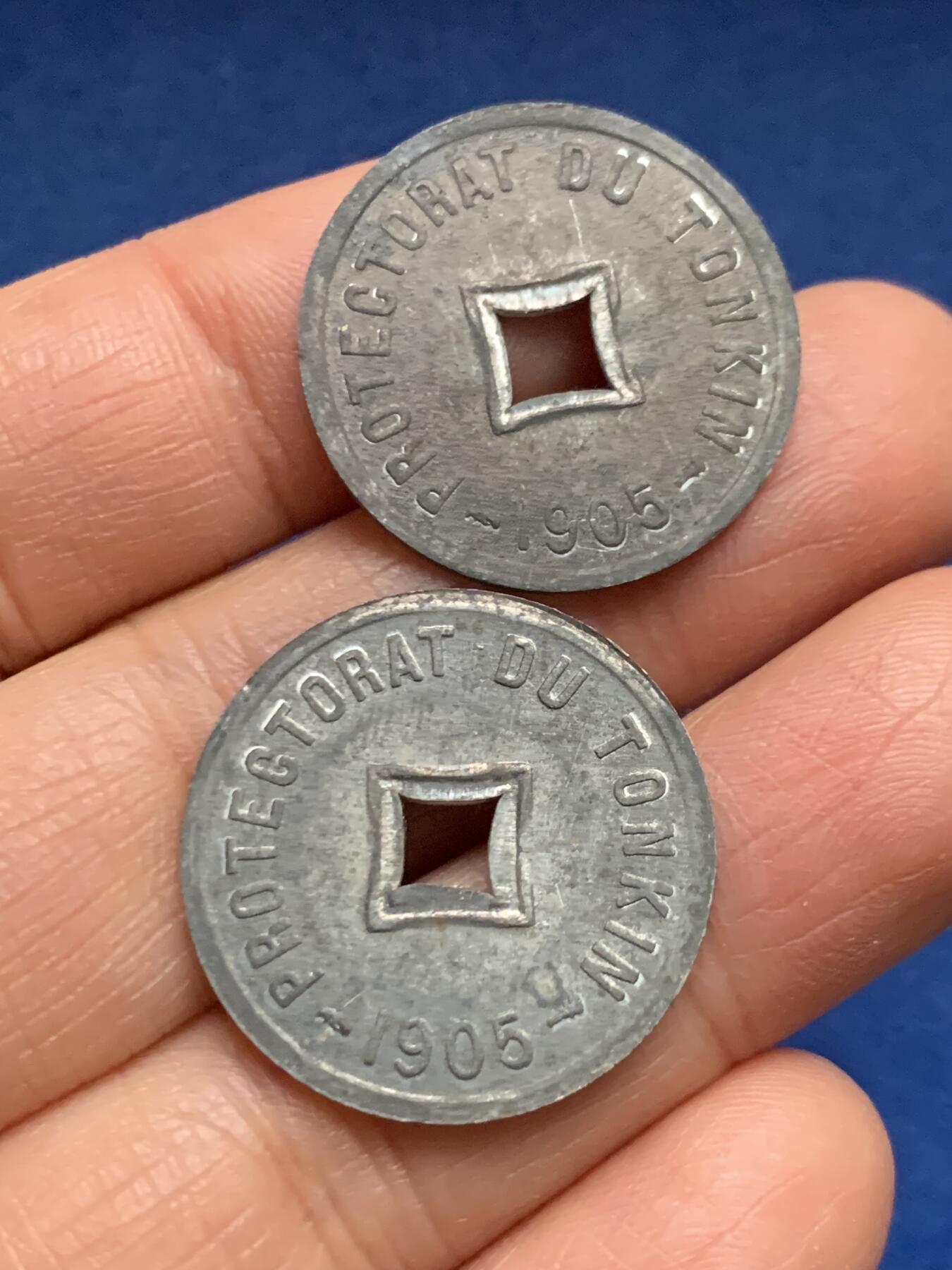 《竞宝斋》第461场 周日，周一，2场连拍 （全场包邮）欢迎送拍 两枚一组 法属安南1905年六百分之一锌币 世界上面值最小的硬币