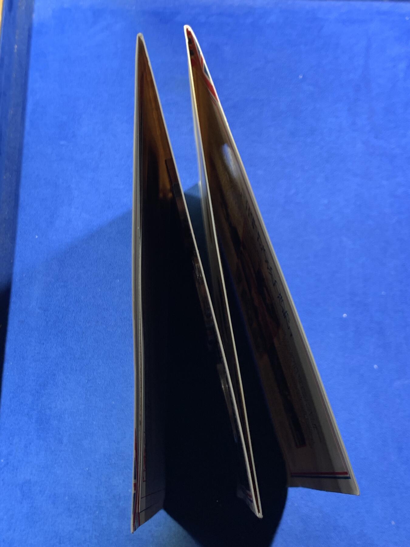 《竞宝斋》第461场 周日，周一，2场连拍 （全场包邮）欢迎送拍 英国1983年精制套币册 新1镑发行首年 精美纹章盾徽漂亮 1/2便士的最后几年 册证齐全