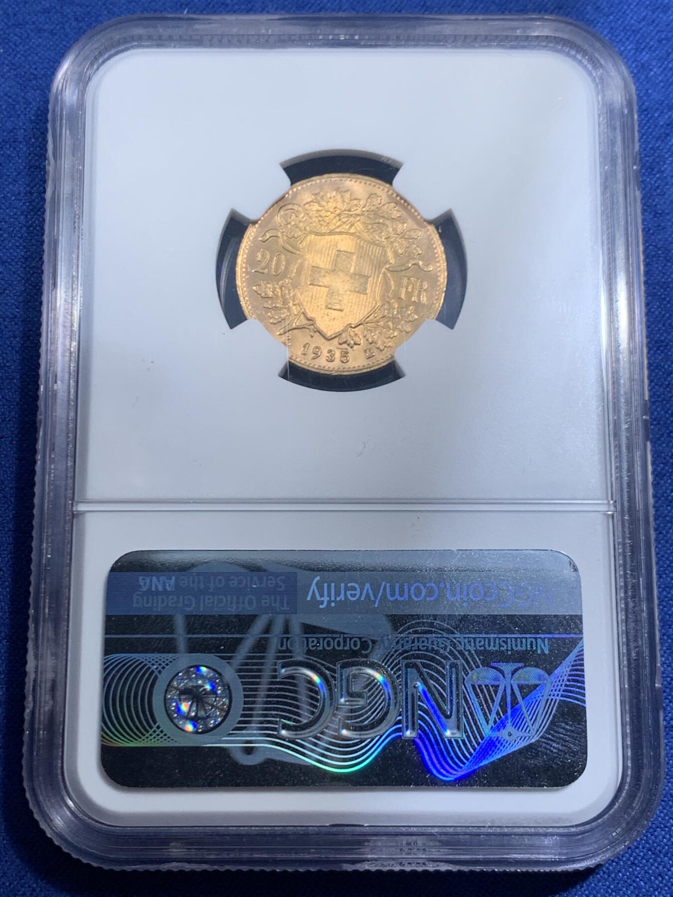 《竞宝斋》第461场 周日，周一，2场连拍 （全场包邮）欢迎送拍 NGC MS65 瑞士1935年雪山女神20法郎金币 超越分数的状态 底板细腻无扰动 整体转光丝滑 金色通透均匀 人像高点完整 细节锐利 属于MS65中明显上段水准的精品状态 900金 6.45克