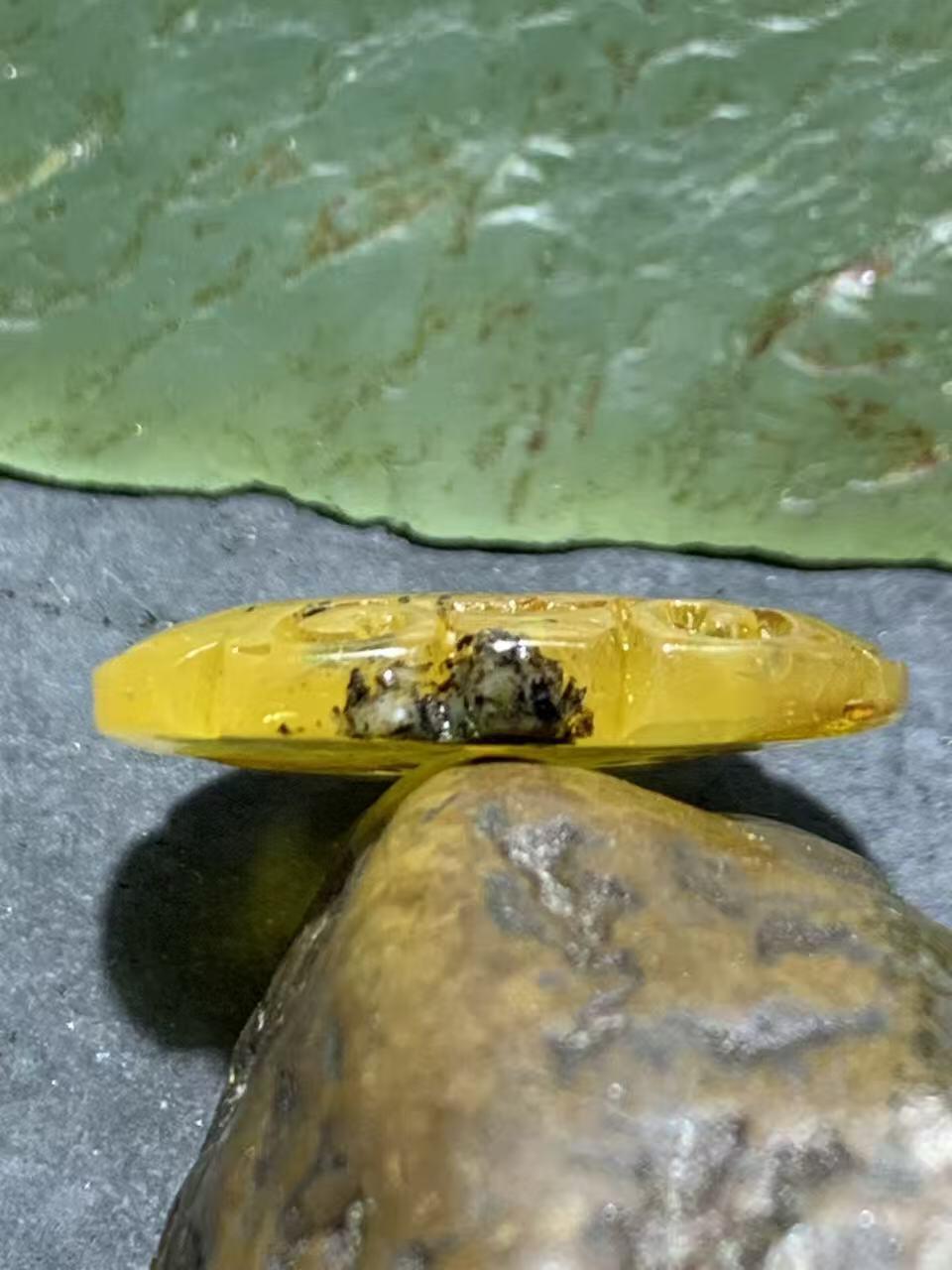 天然通货乌克兰蜜蜡雕刻福字吊坠一个，