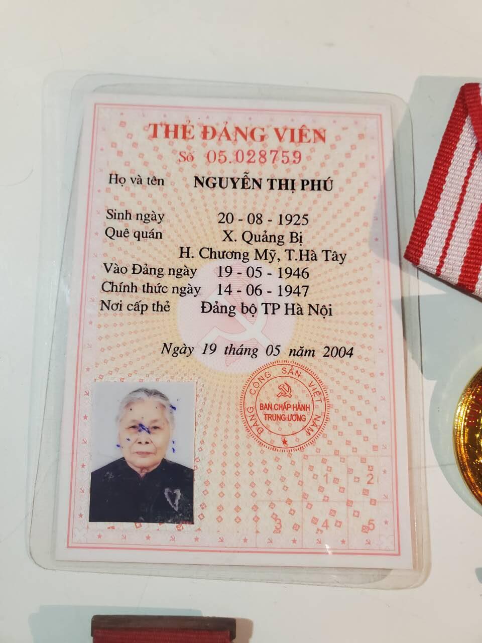 韵星假日拍卖第三十八期 -- Rimey Holidays Auction 38 越南越战老兵河内地区干部阮氏福（与上一组为夫妻，妻）全套 -- 带有党代会证 二级独立勋章（第三序列） 二级战功勋章 光荣在党五十年奖章（早期铜珐琅）河内五十年建设大会代表证章 首都建设 加强教育奖章 部分章带厂标 罕见完整一套且保存完好 