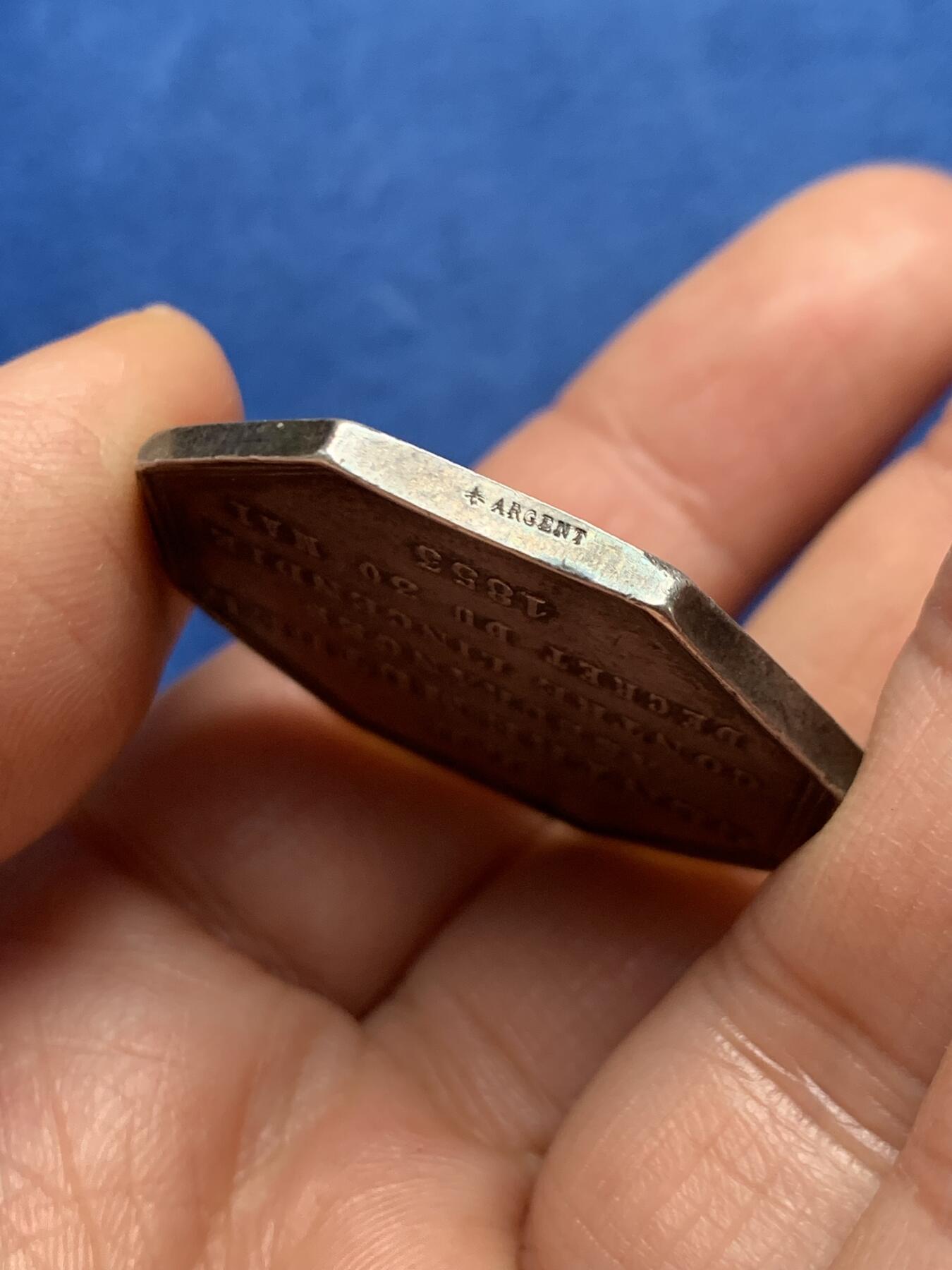 《竞宝斋》第461场 周日，周一，2场连拍 （全场包邮）欢迎送拍 法国火灾互助保险公司八角银质代币，造型优美，双面炫彩，18.8克，35.8mm，蜜蜂银标。