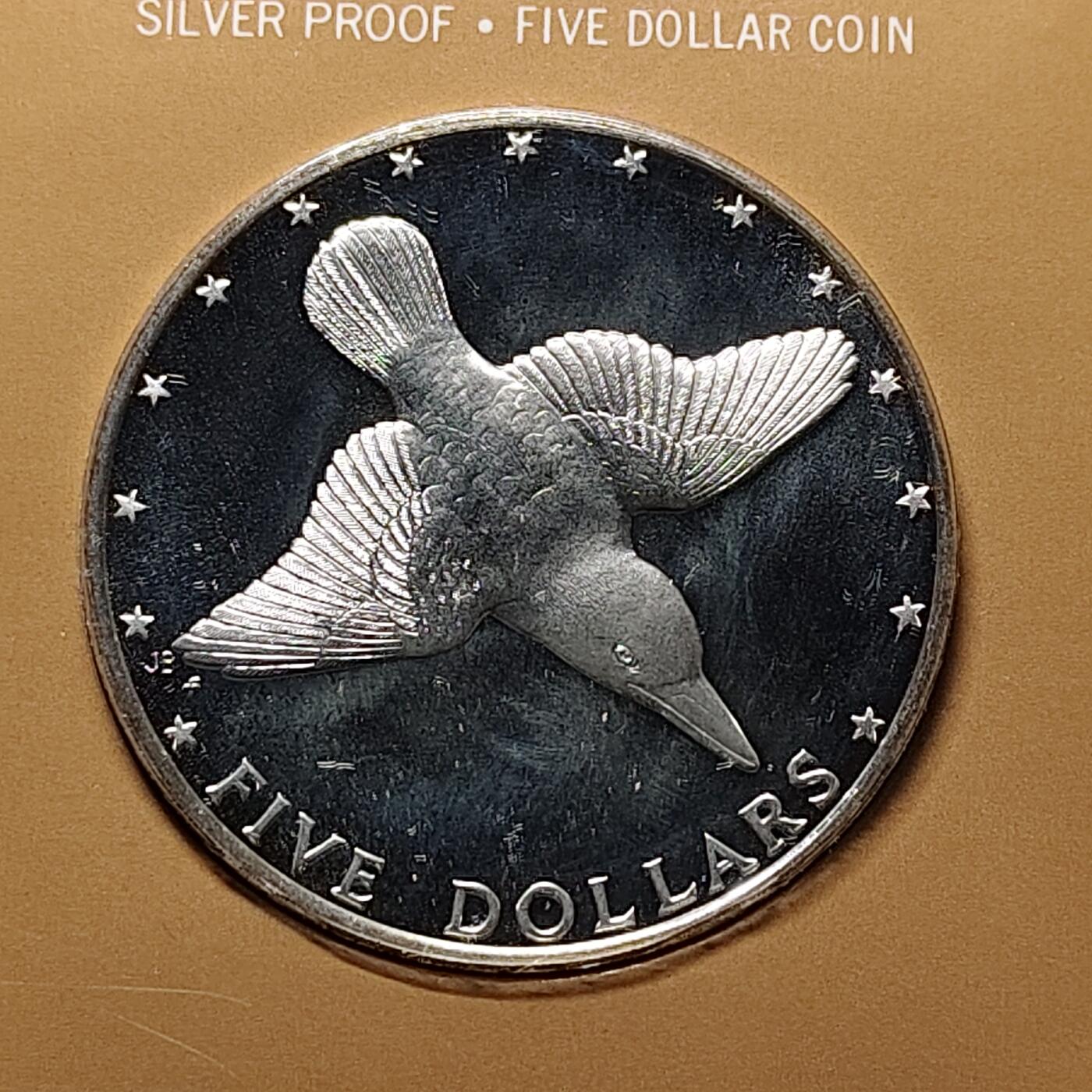 【全场包邮】纯粹捡漏拍499场-持续更新中 库克群岛1976年5元曼加亚翠鸟精制纪念银币【42毫米27.3克50%，纯银价约382元（按28元银价折算）】-原盒