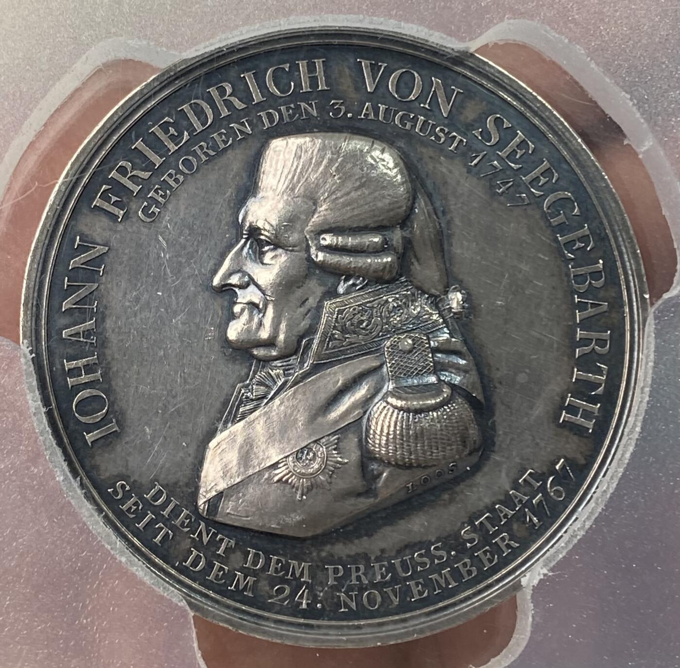 万国钱币拍卖第059期 PCGS SP61 1817年德国普鲁士威廉三世时期约翰·弗里德里希·冯·西格巴特邮政局长忠诚服务50周年纪念大银章 老容克戎装侧向 背面文字意为：献给总邮政局长以庆祝五十年服务庆典，由总邮政厅及宫廷邮政局全体员工敬献 47mm大规格 少见品种收藏品质