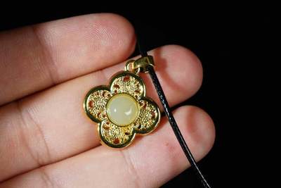 上海都达杂项专场八（全场包邮）   天然 和田玉蛋面四叶草挂件 附鉴定证书87-348