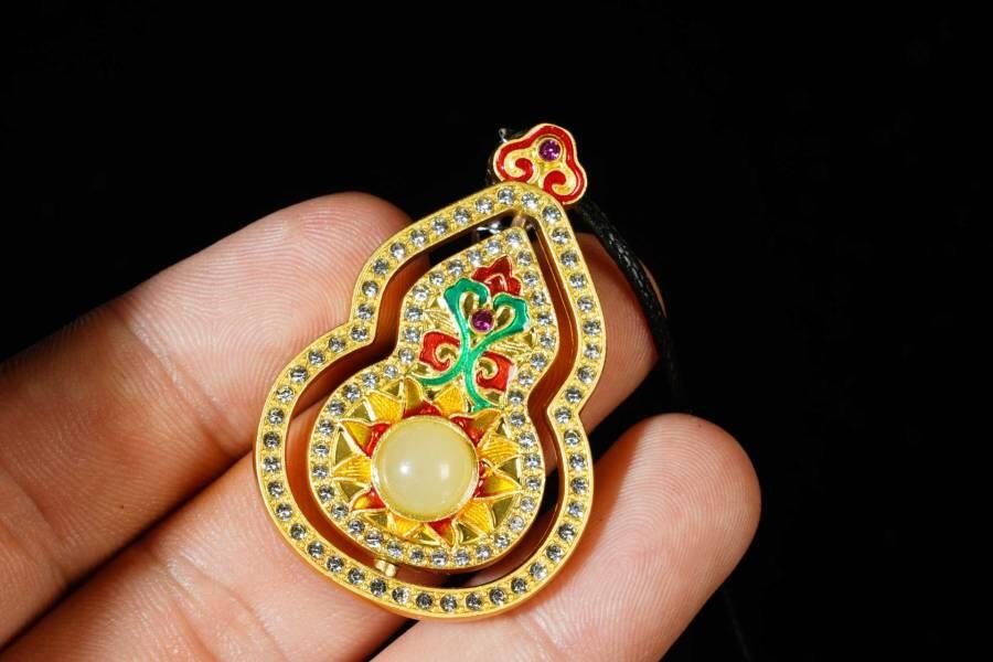 上海都达杂项专场八（全场包邮）   天然镀金珐琅彩葫芦嵌和田玉蛋面挂件 附鉴定证书（中间能转动）87-347