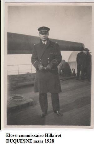 戎马世界章牌大赏第110期 法国大军官级国家功绩勋章证书，非常少见（指挥官级往上就发的很少了），授予法国海军专员，有得主履历，得主1939年晋升为首席专员，曾在远东的“雷居勒斯号”巡洋舰服役，随后登上“恩特卡斯特奥号”驱逐舰与“巴黎号”战列舰，在“圣女贞德号”巡洋舰度过两年时光后，他曾短暂负责学员晋升考核