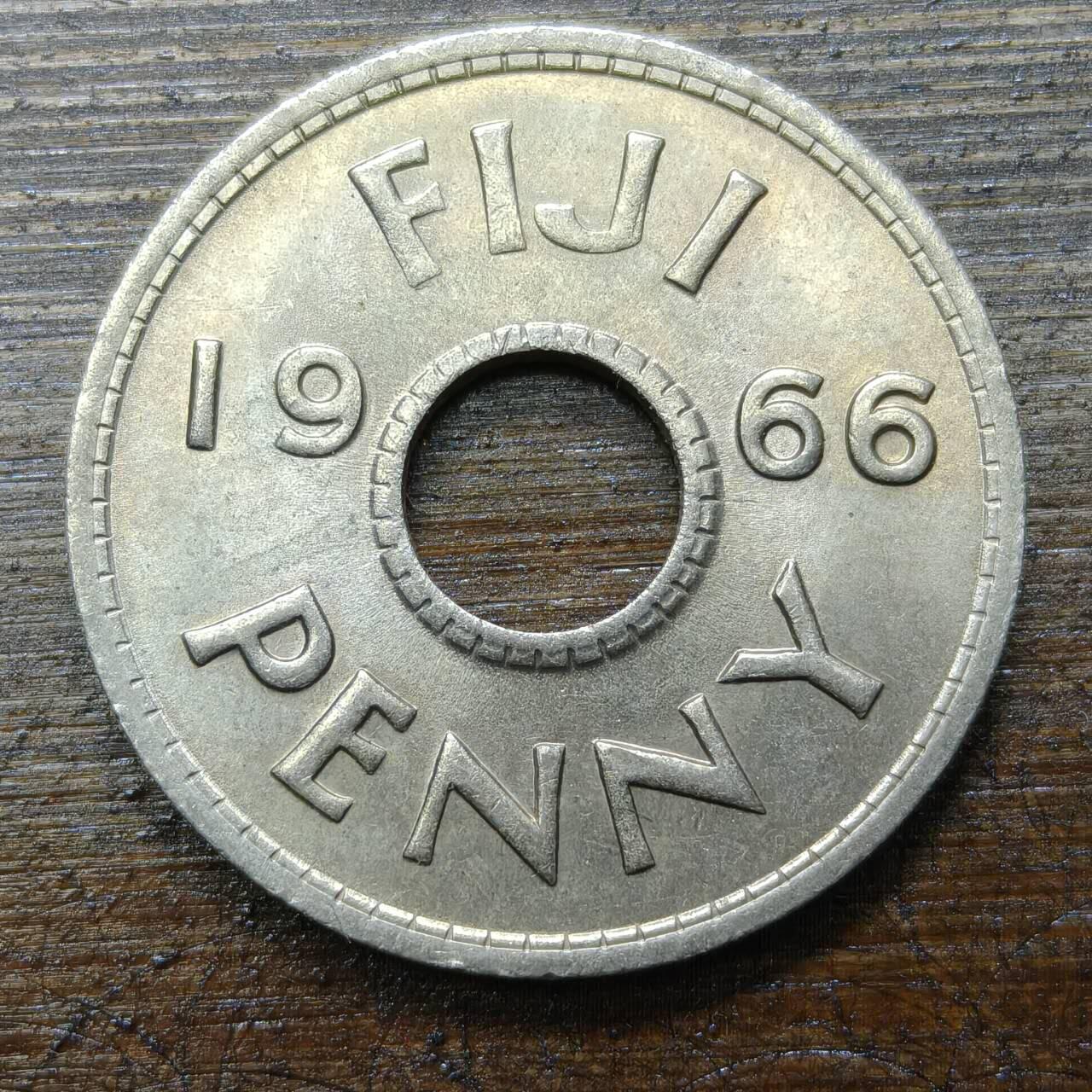 【铜匠收藏】★第140场★散币场。不寄存，30包邮。不满30元，支付5元运费。《接受代拍 代送NGC评级》 36【无寄存】 英属斐济1966年  1便士中孔镍币