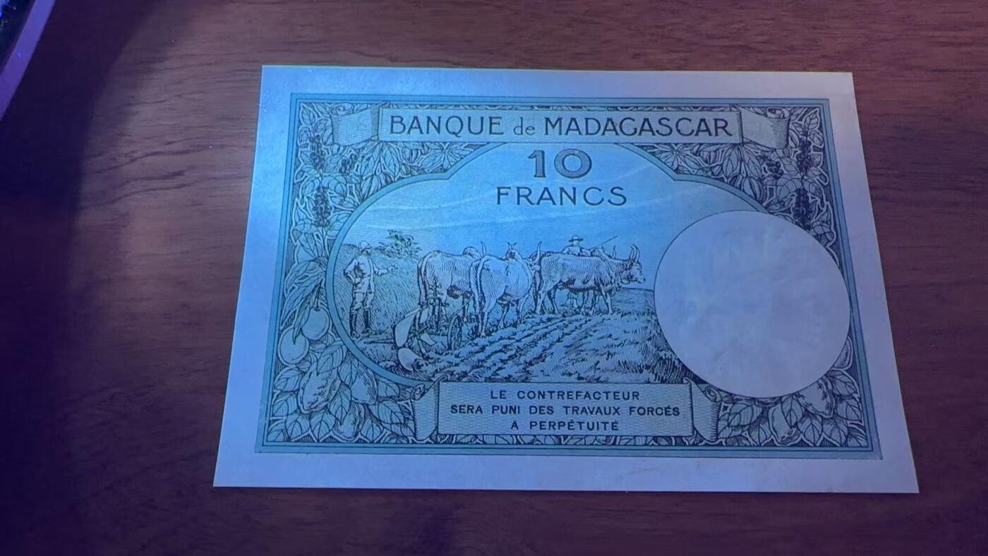 徐霞客拍卖首拍 马达加斯加	P-36 1937年10法郎	C.1261 0492	au		发行于殖民至独立过渡阶段，是当时流通的法定货币。它融合了殖民风格与本土文化的设计，以当地农耕形象为核心纹饰，兼具实用与文化象征意义，见证了货币体系从殖民管控向自主发行的演变，是研究该地区金融转型与社会风貌的实物佐证。其收藏价值源于存世量稀少，兼具历史研究价值与稀缺性